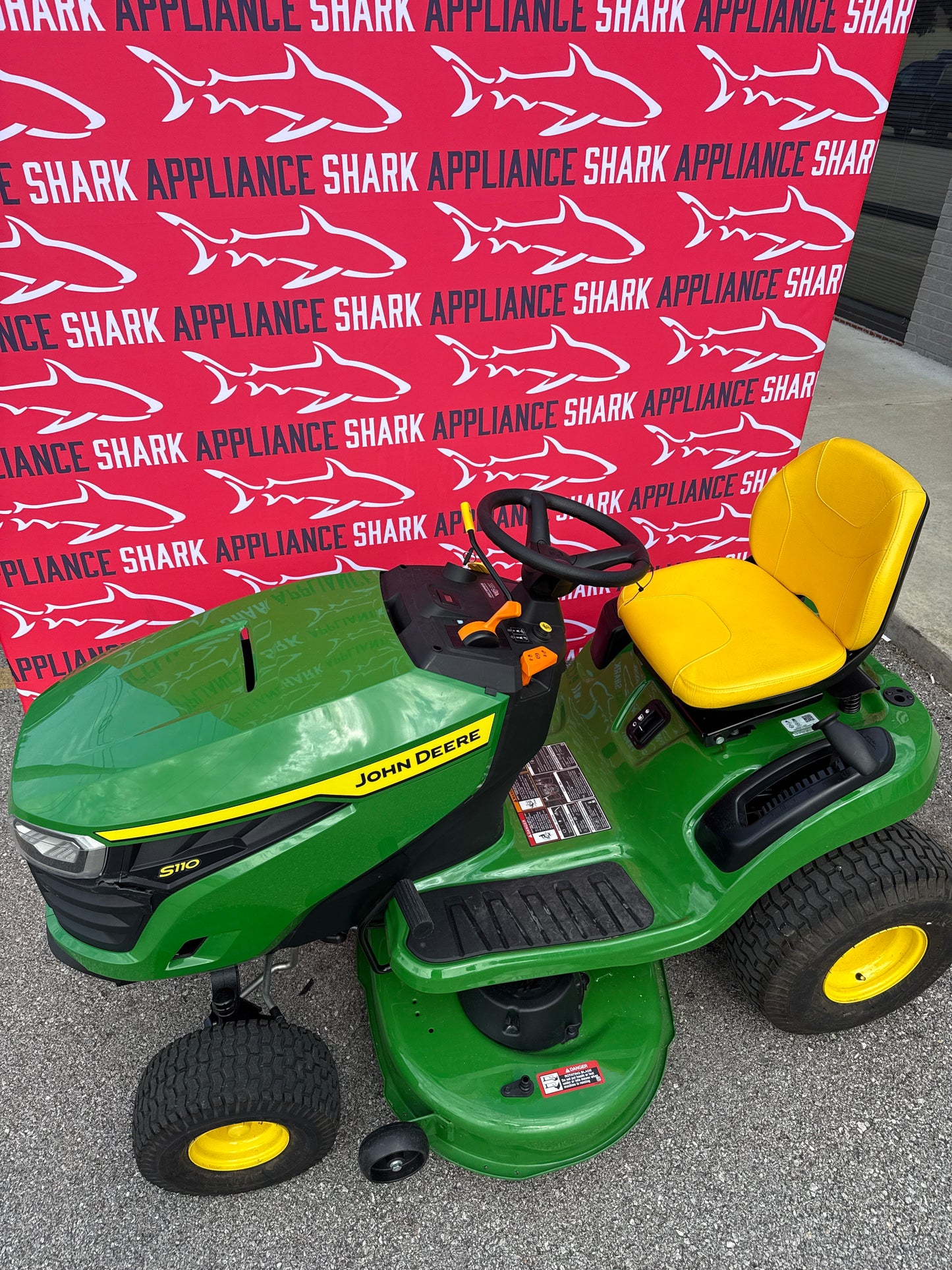 JOHN DEERE S120 42-in 22 HP V-Twin Gas Hydrostatic Riding Lawn Mower – BG21421
