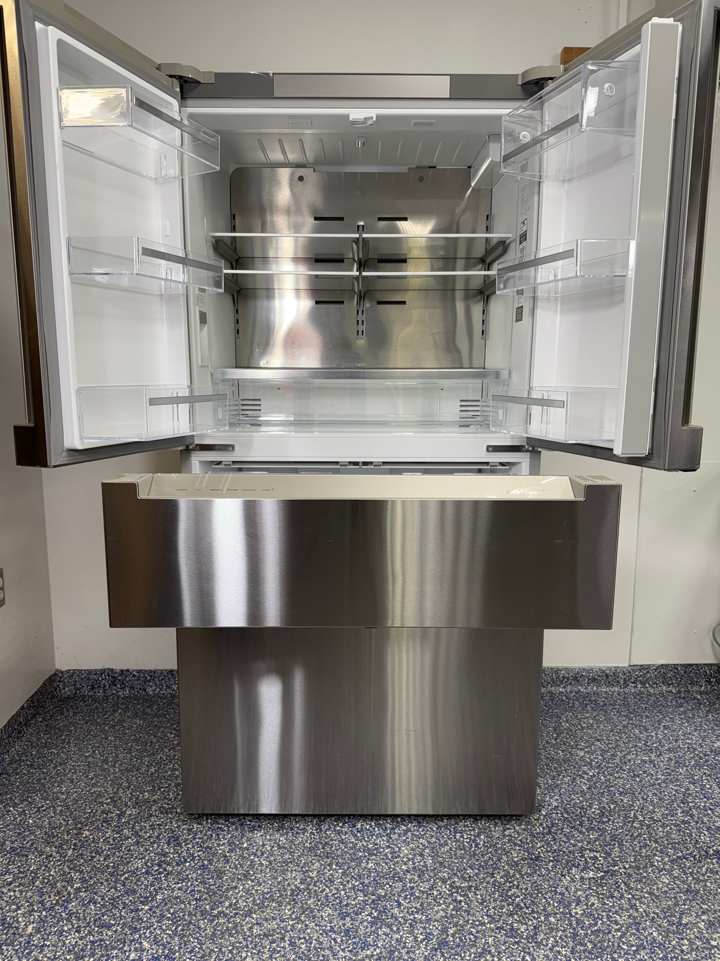 20.5 Cu.Ft. BOSCH 800 Series Refrigerator with Ice Maker, Automatic Defrost, and Quick Freeze at Appliance Shark Scratch and Dent Appliance Store in Overland Park, Kansas
