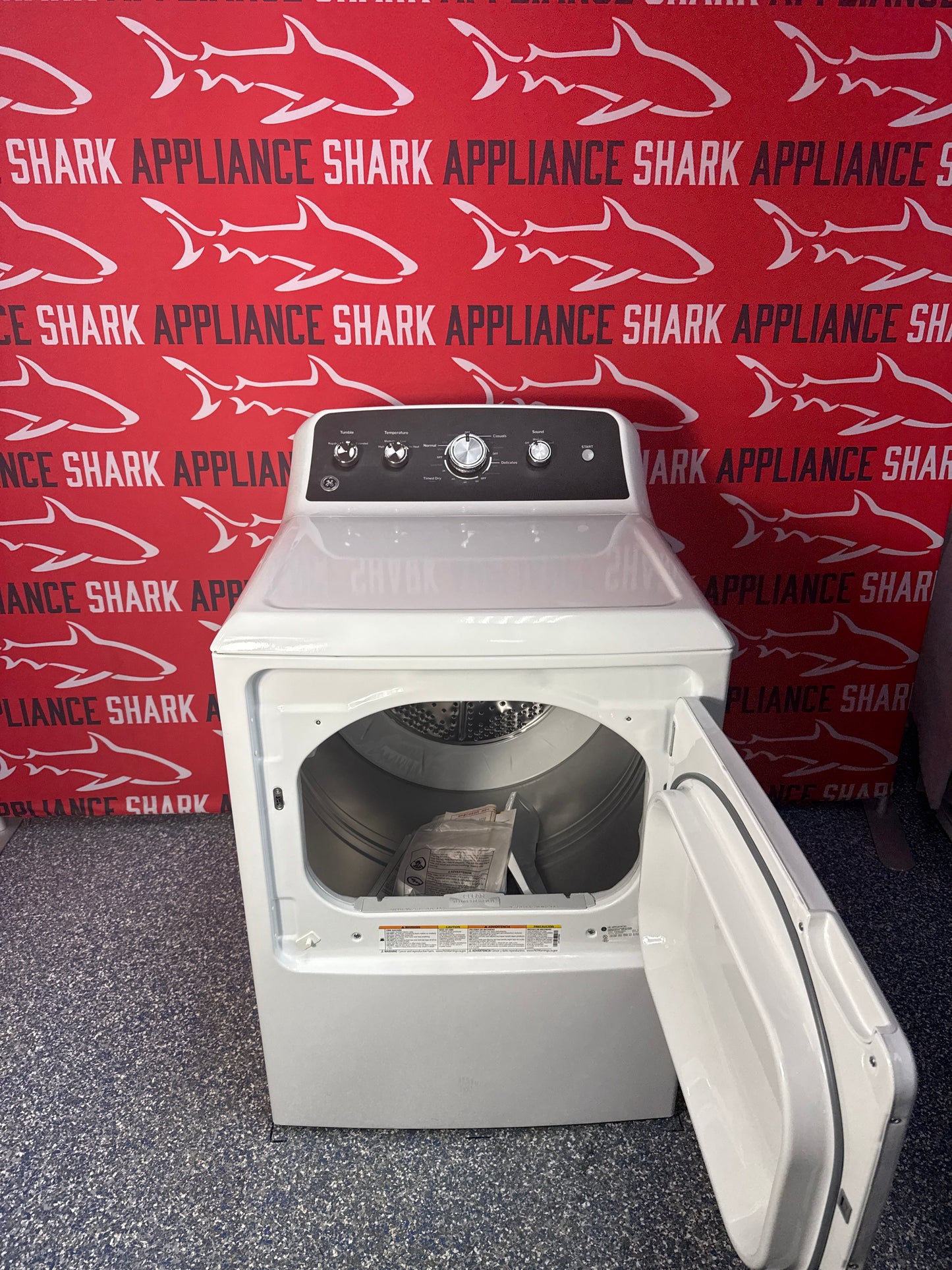 Scratch-dent GE dryer at Appliance Shark. Kansas City’s best appliance store.