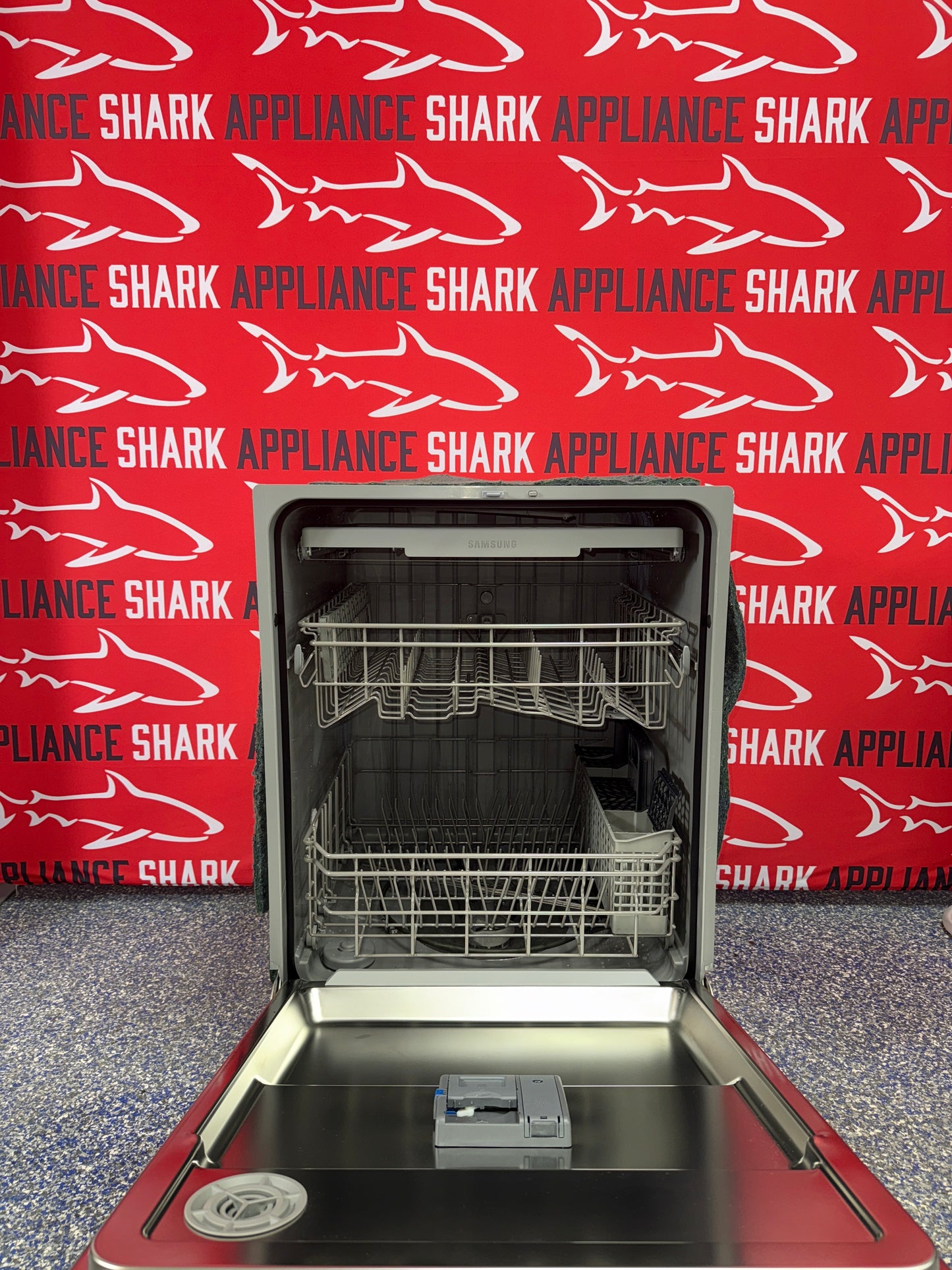 Scratch-dent SAMSUNG built-in dishwasher at Appliance Shark. Kansas City’s best dishwasher store.