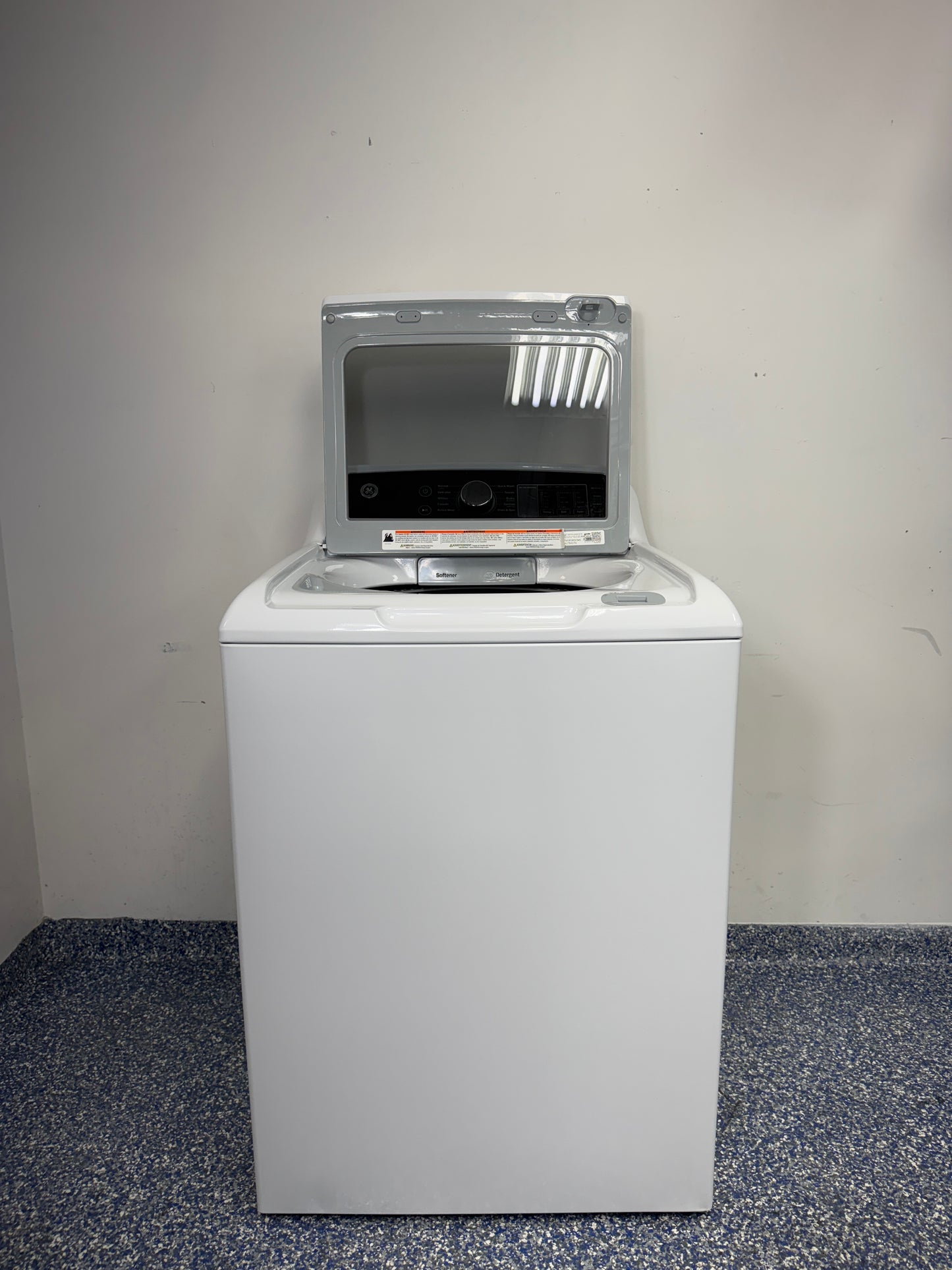 A close-up of the GE GTW585BSVWS stainless steel basket, designed to protect fabrics while delivering a deep clean.