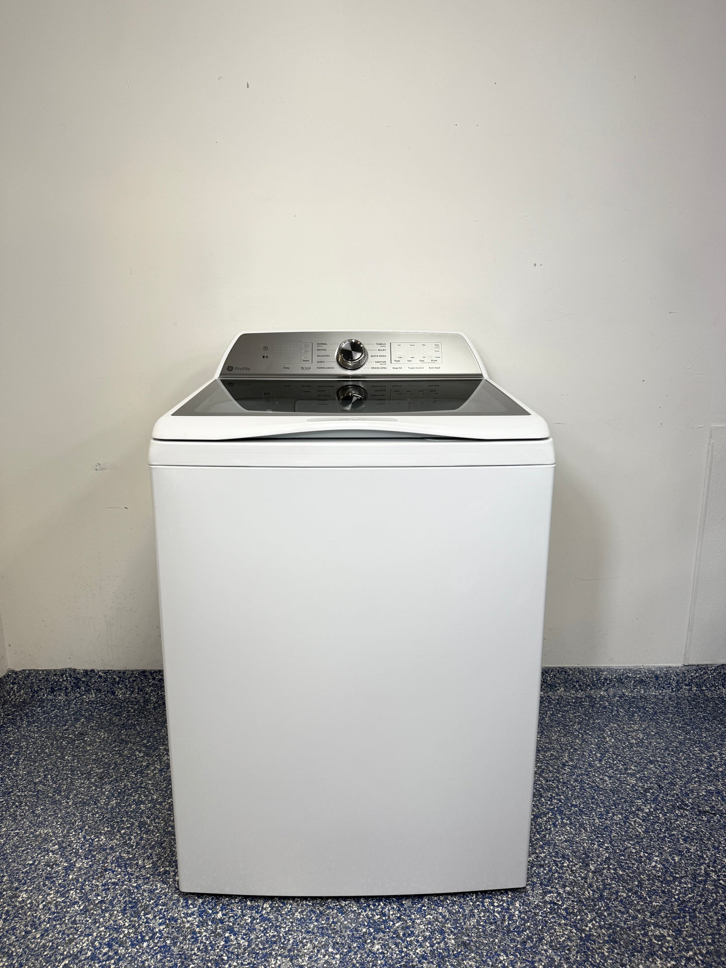 A full frontal image of the GE Profile PTW600BSRWS top-load smart washer, showcasing its clean white finish and glass lid. On sale at Appliance Shark - Scratch & Dent store | Kansas City.
