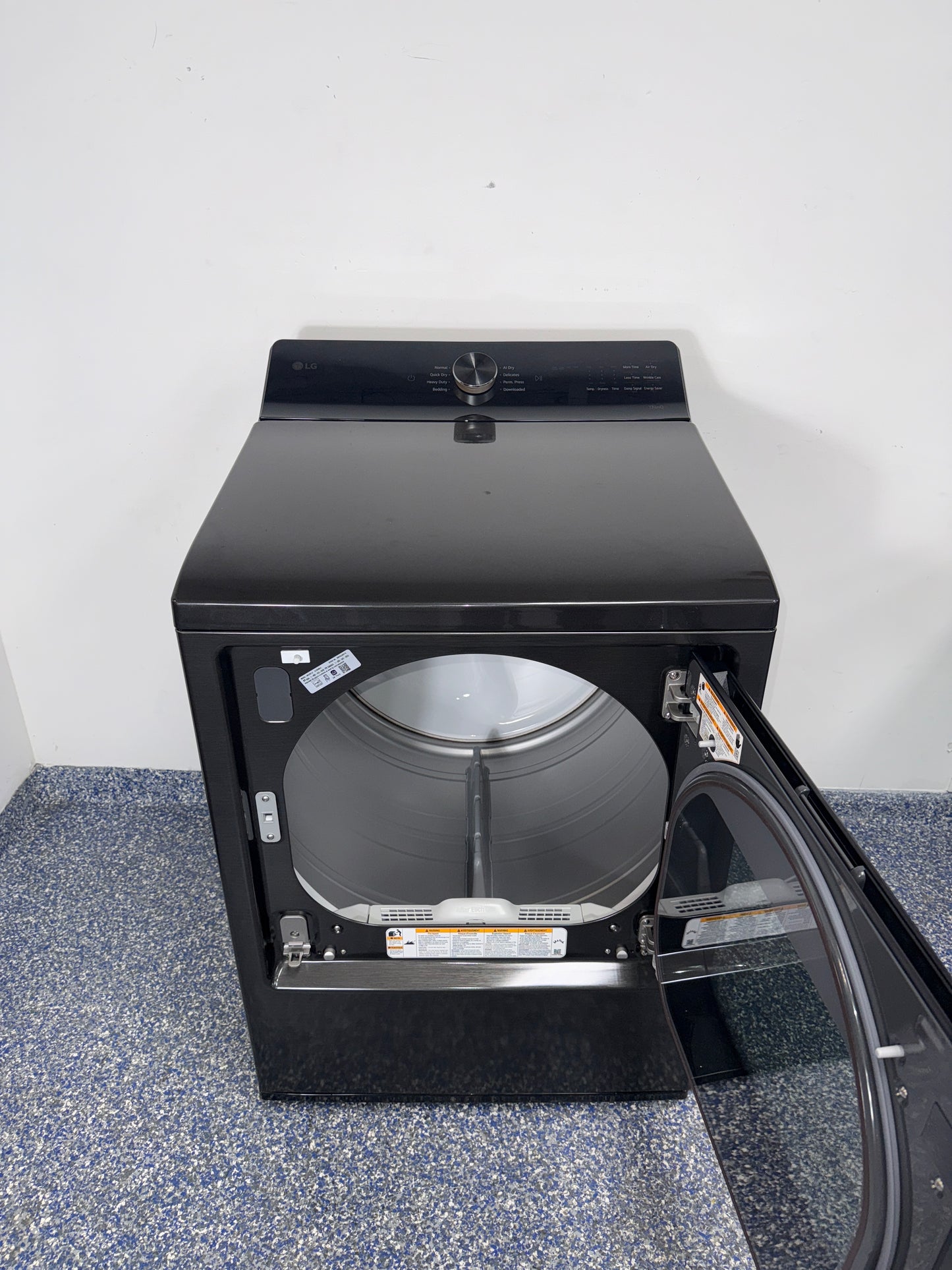 LG DLE8480LE showing the EasyLoad™ dual-opening dryer door in Kansas City.