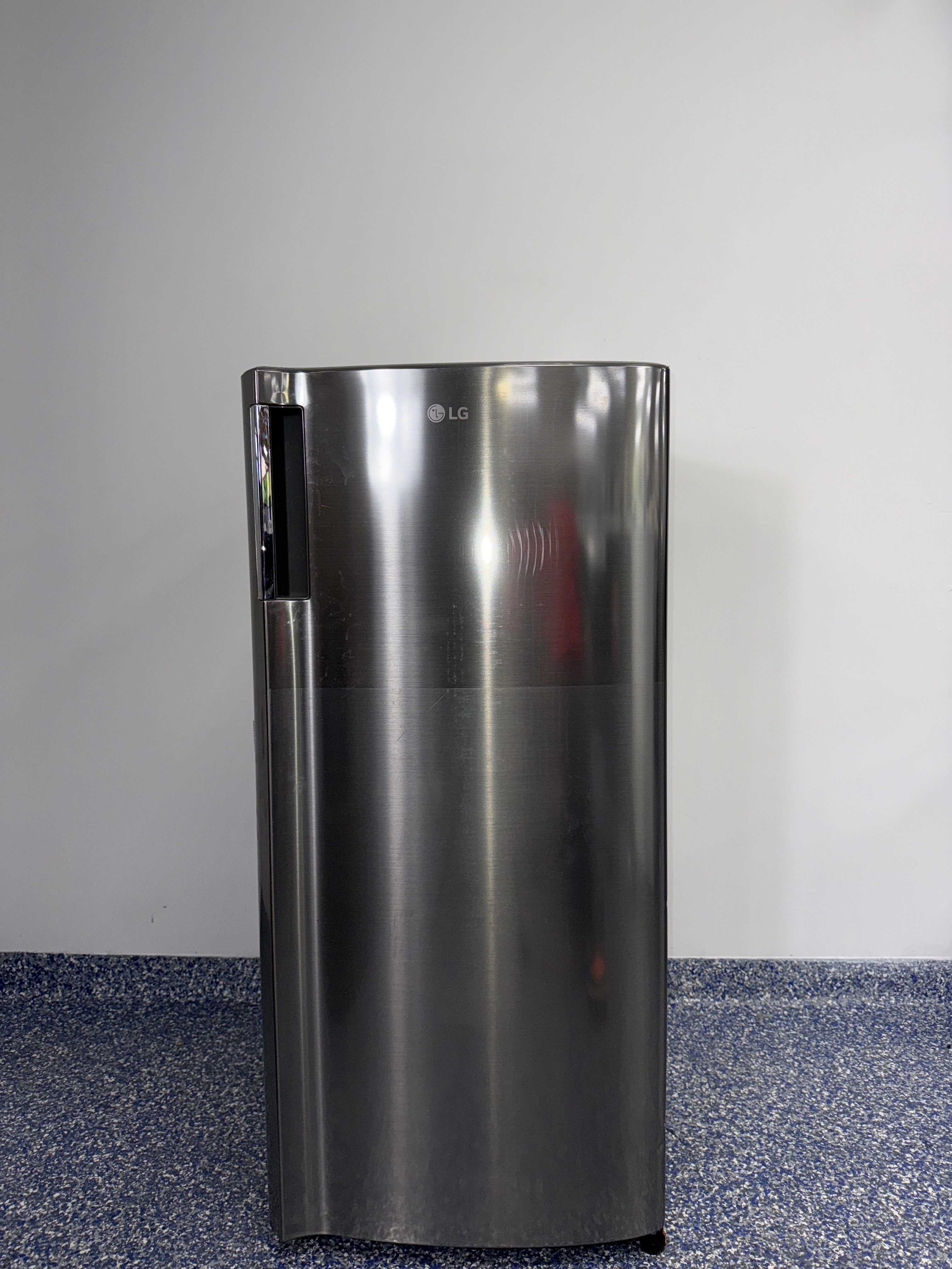 LG LRONC0605V 5.8 cu. ft. counter-depth mini fridge in platinum silver, scratch and dent special at Appliance Shark in Kansas City.