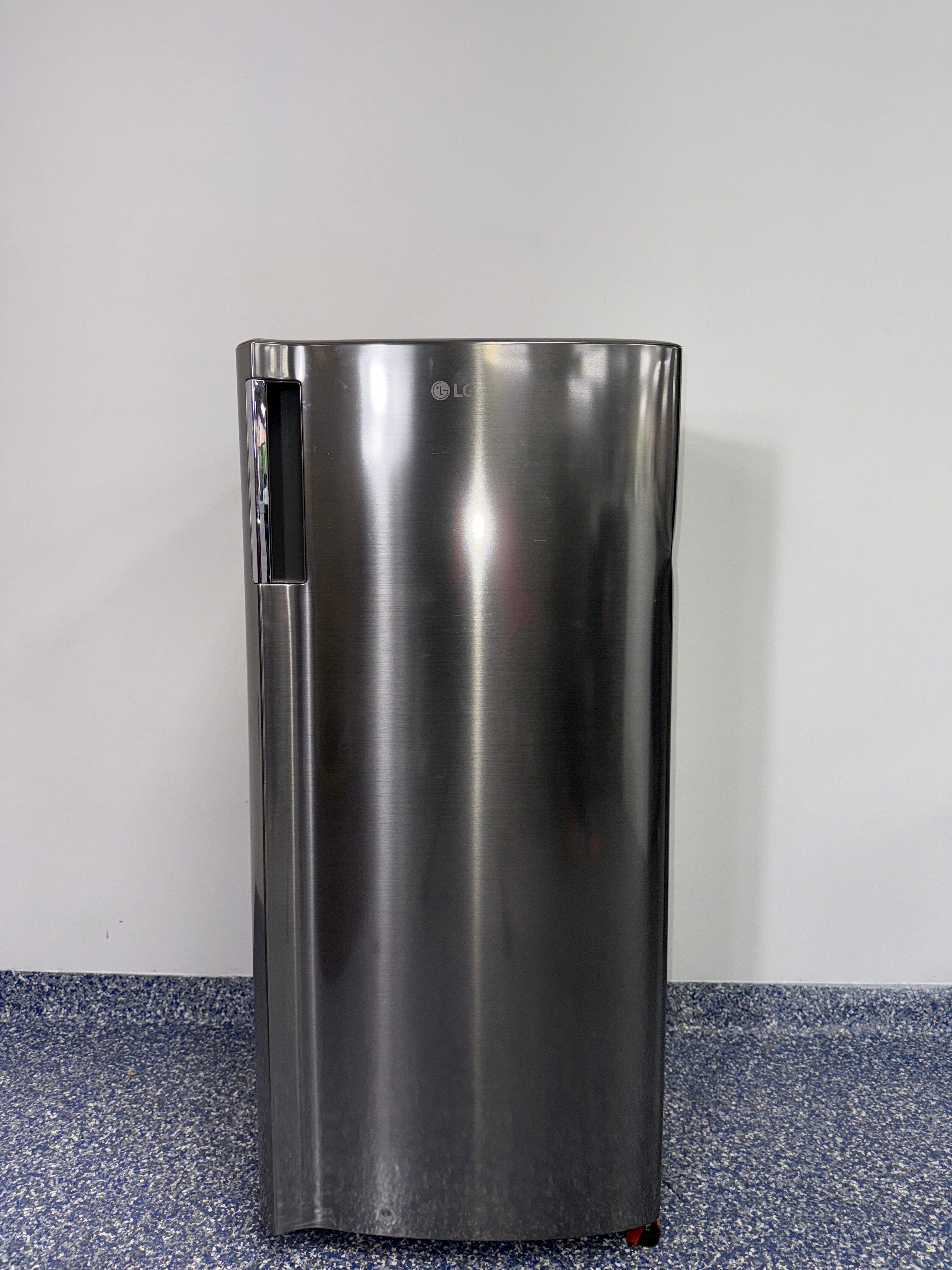 Multi-Air Flowâ„¢ cooling system inside LG LRONC0605V refrigerator, scratch and dent special in Kansas City.