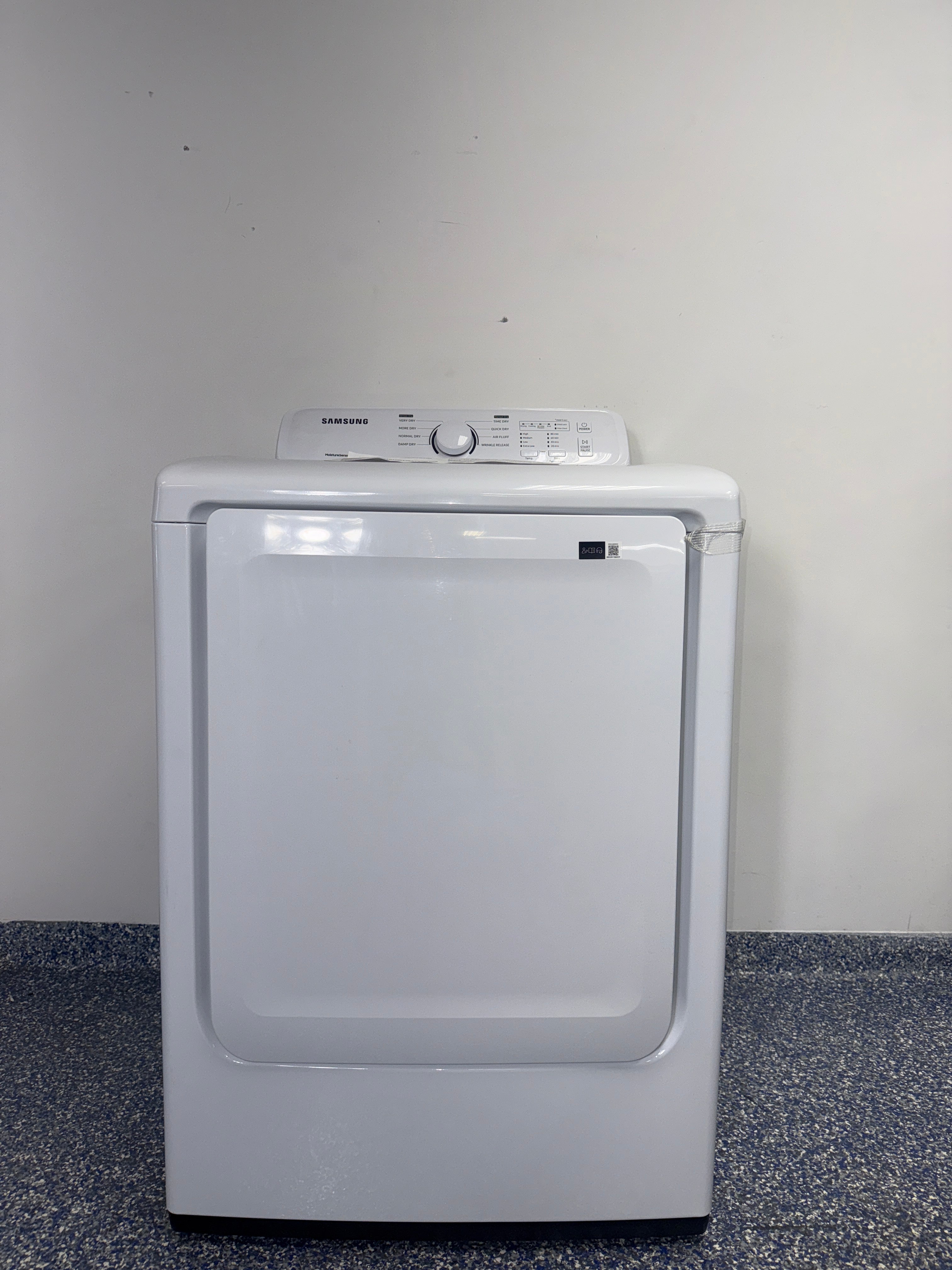 The SAMSUNG DVE41A3000W electric dryer from the front, highlighting its Sensor Dry feature and a great deal in Kansas.