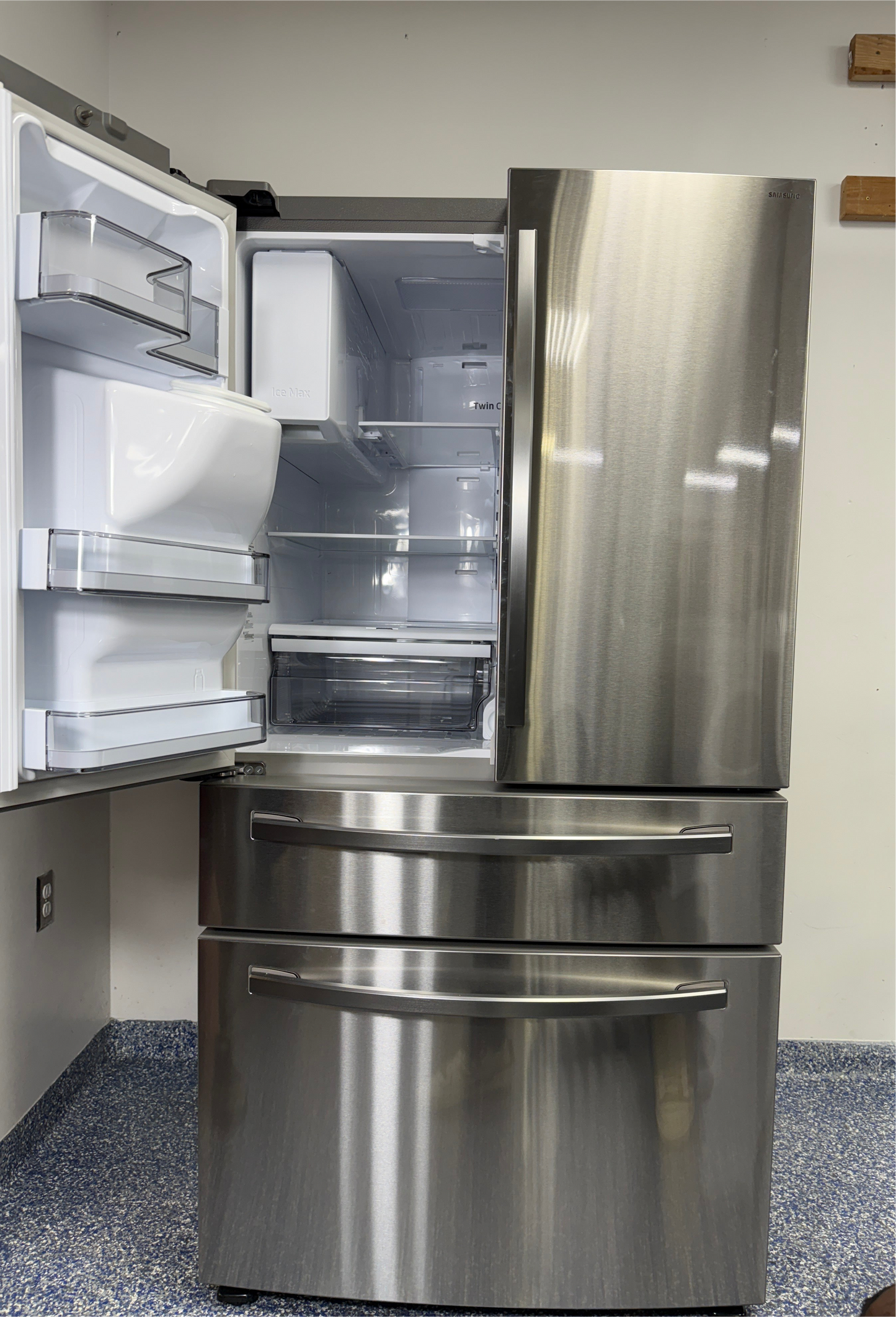 SAMSUNG RF28R7201SR refrigerator highlighting dual ice makers, discounted as a scratch and dent deal at Appliance Shark in Kansas City.