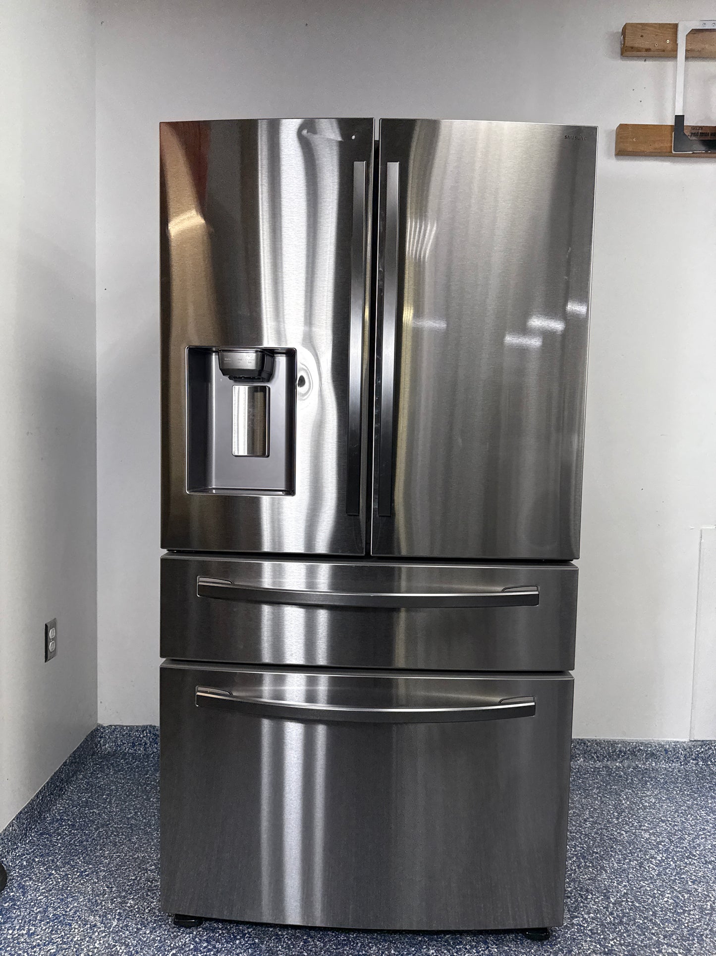 SAMSUNG RF28R7201SR French Door refrigerator in stainless steel, available at Appliance Shark as the best scratch and dent refrigerator deal in Kansas City.