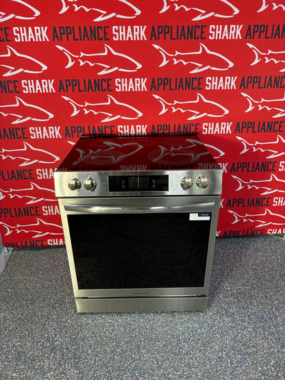 FRIGIDAIRE GALLERY 30-in 5-Element 6.2 cu. ft. Freestanding Electric Range with Stone-Baked Pizza – GCFE3070BF