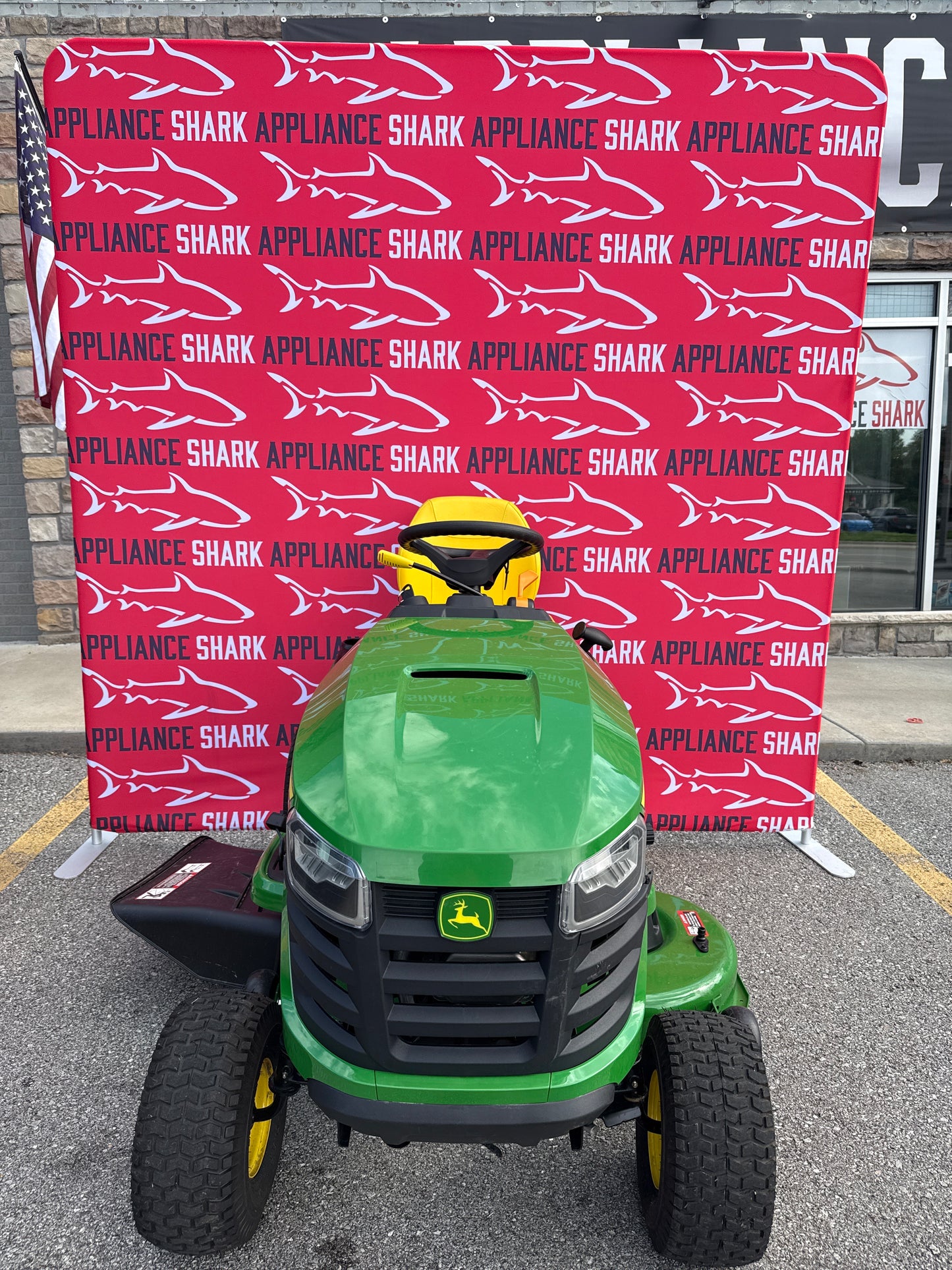 JOHN DEERE S120 42-in 22 HP V-Twin Gas Hydrostatic Riding Lawn Mower – BG21421