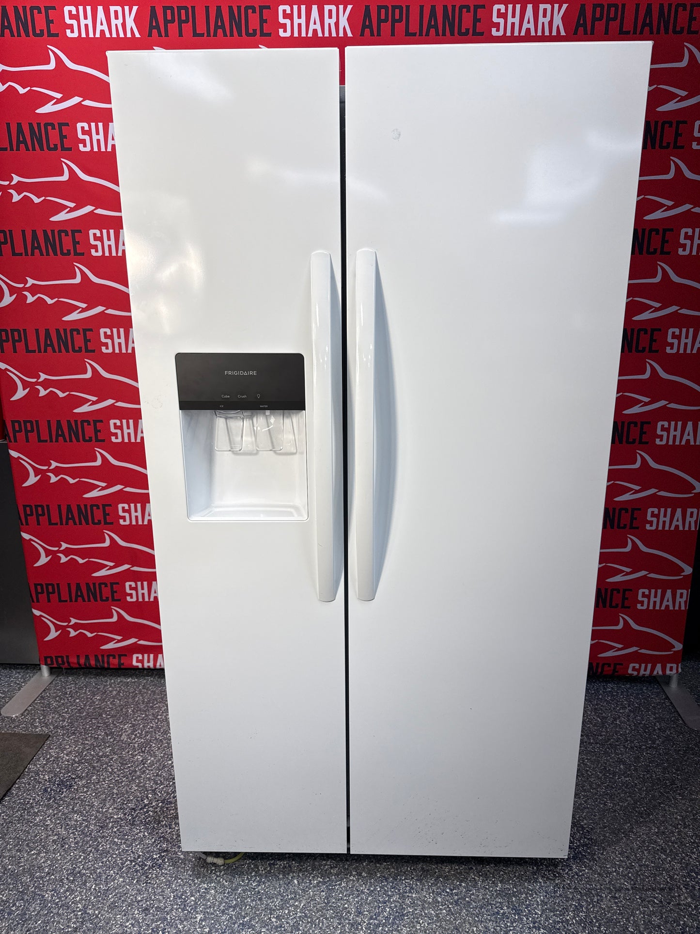 Discount FRIGIDAIRE side-by-side refrigerator at Appliance Shark. Overland Park, KS's premier scratch-dent appliance store.