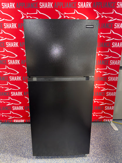 Discount Frigidaire top freezer refrigerator at Appliance Shark. Overland Park, KS's premier scratch-dent appliance store.