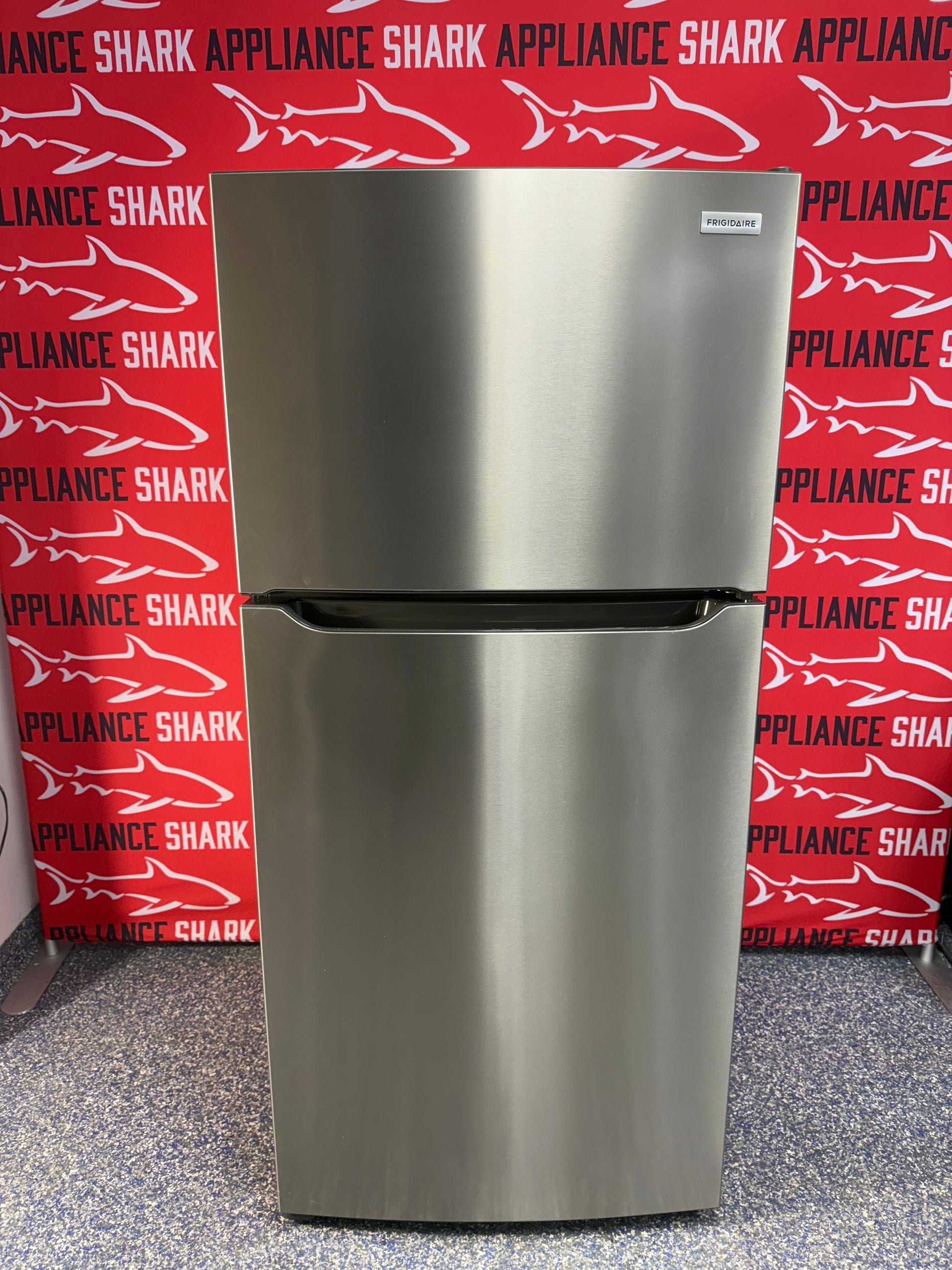 Scratch-dent FRIGIDAIRE refrigerator at Appliance Shark. Kansas City’s best appliance store.
