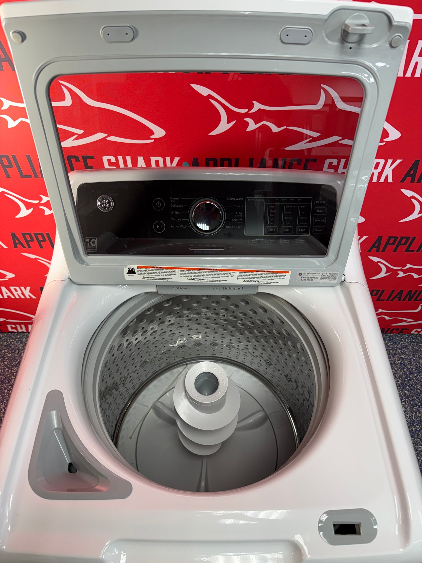 Scratch-dent GE washer at Appliance Shark. Kansas City’s best appliance store.