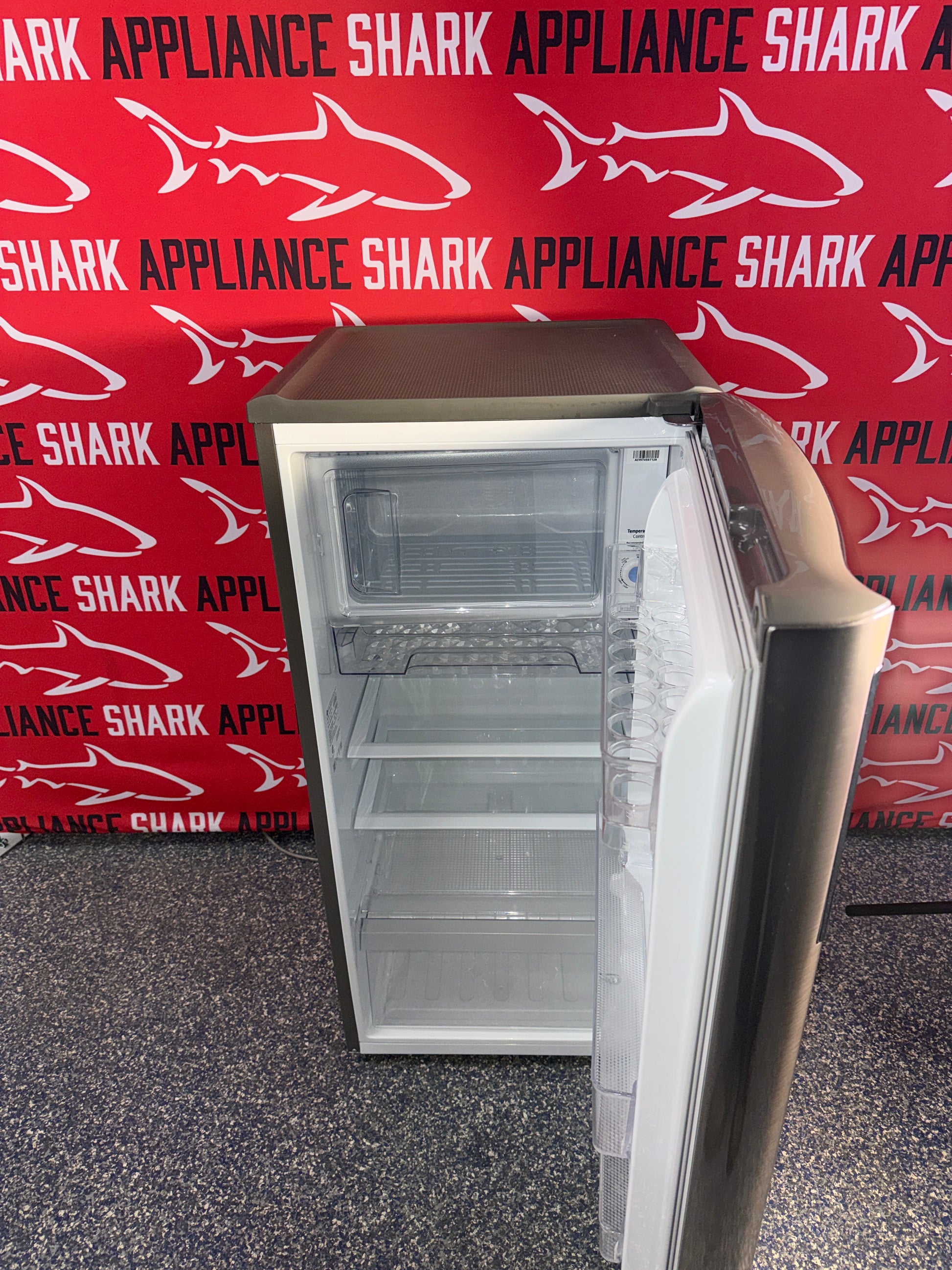 Scratch-dent LG single door refrigerator at Appliance Shark. Kansas City’s best refrigerator store.