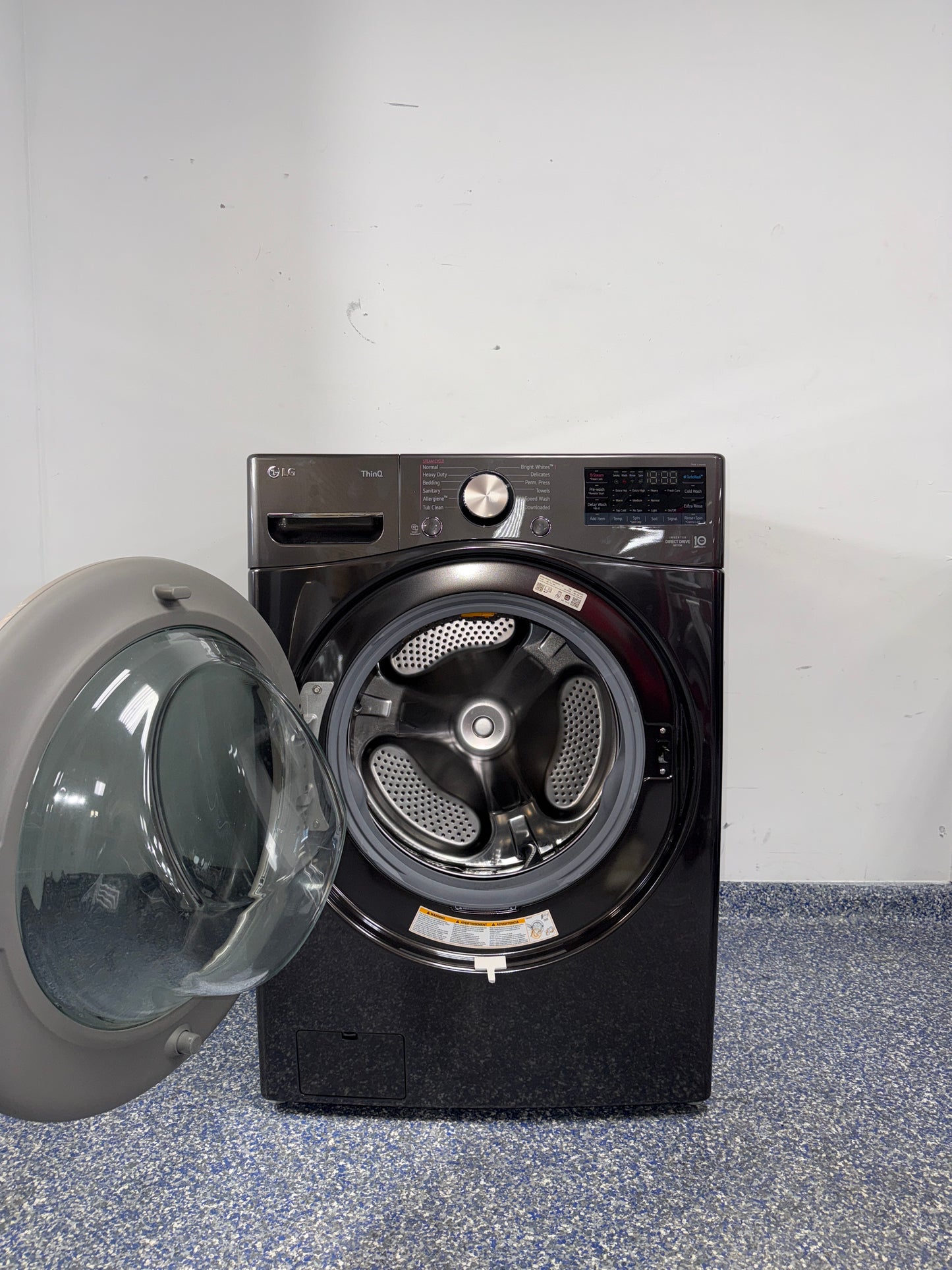 Scratch-dent LG front load washer at Appliance Shark. Overland Park, KS’s premier washer store.