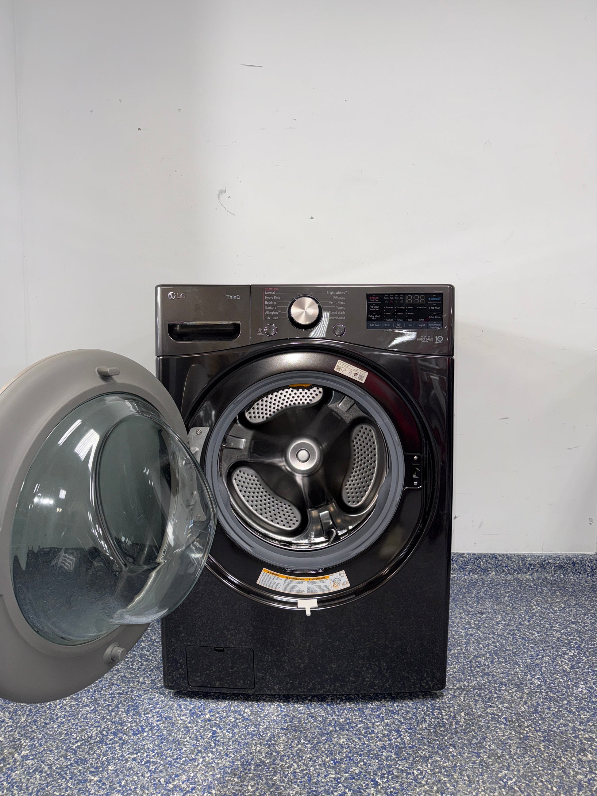 Scratch-dent LG front load washer at Appliance Shark. Overland Park, KS’s premier washer store.