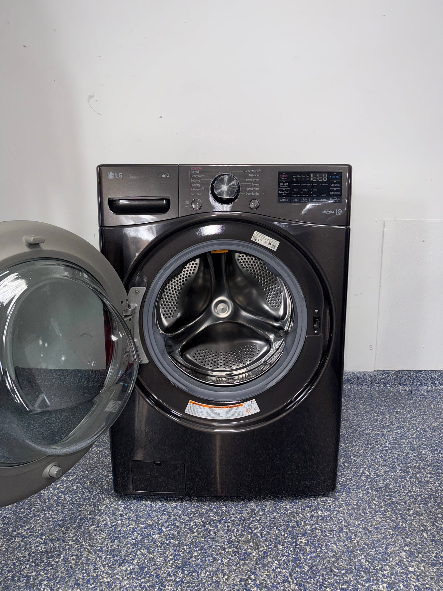 Scratch-dent LG front load washer at Appliance Shark. Overland Park, KS’s premier washer store.