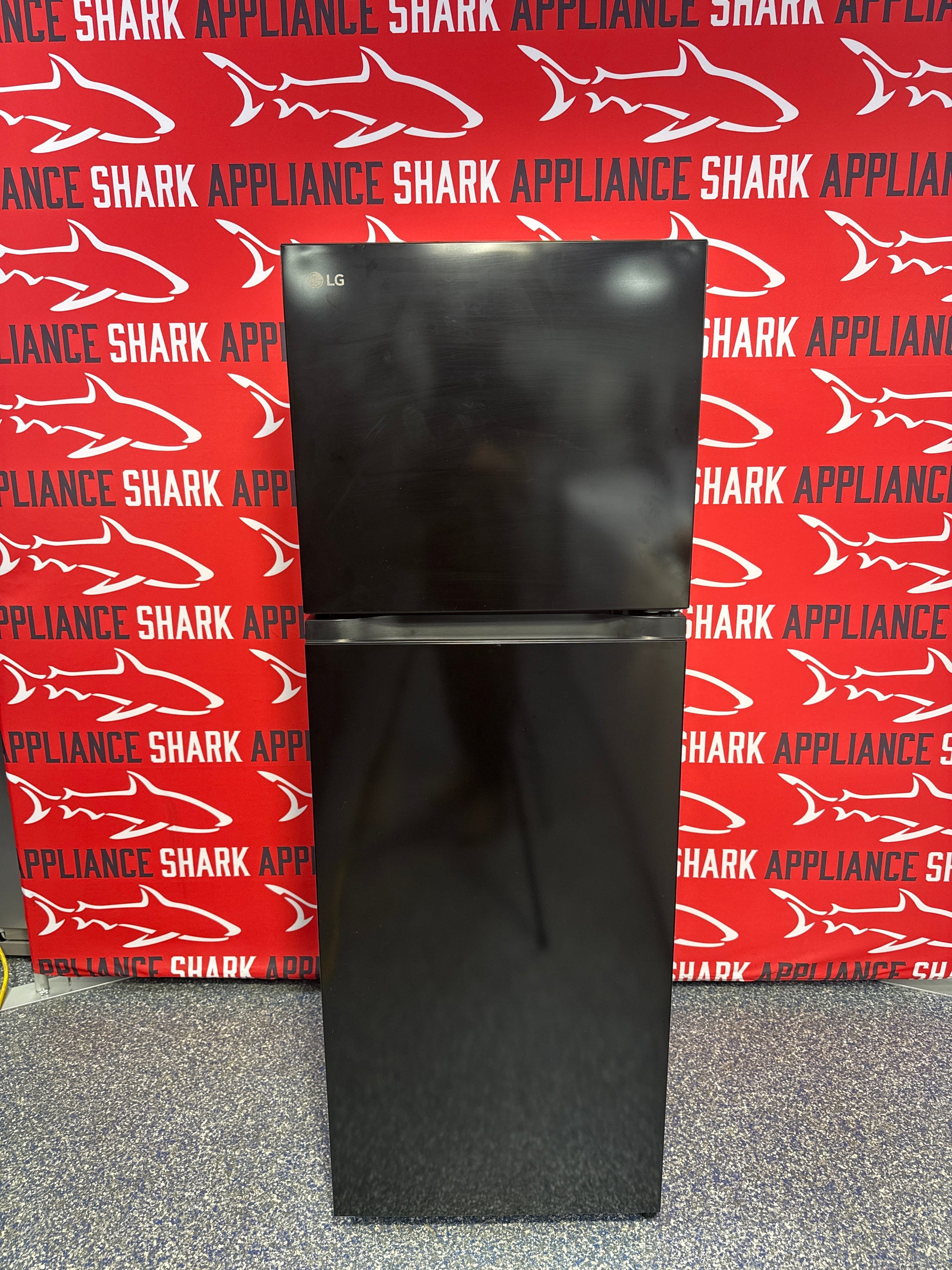 Discount LG top freezer refrigerator at Appliance Shark. Overland Park, KS's premier scratch-dent appliance store.