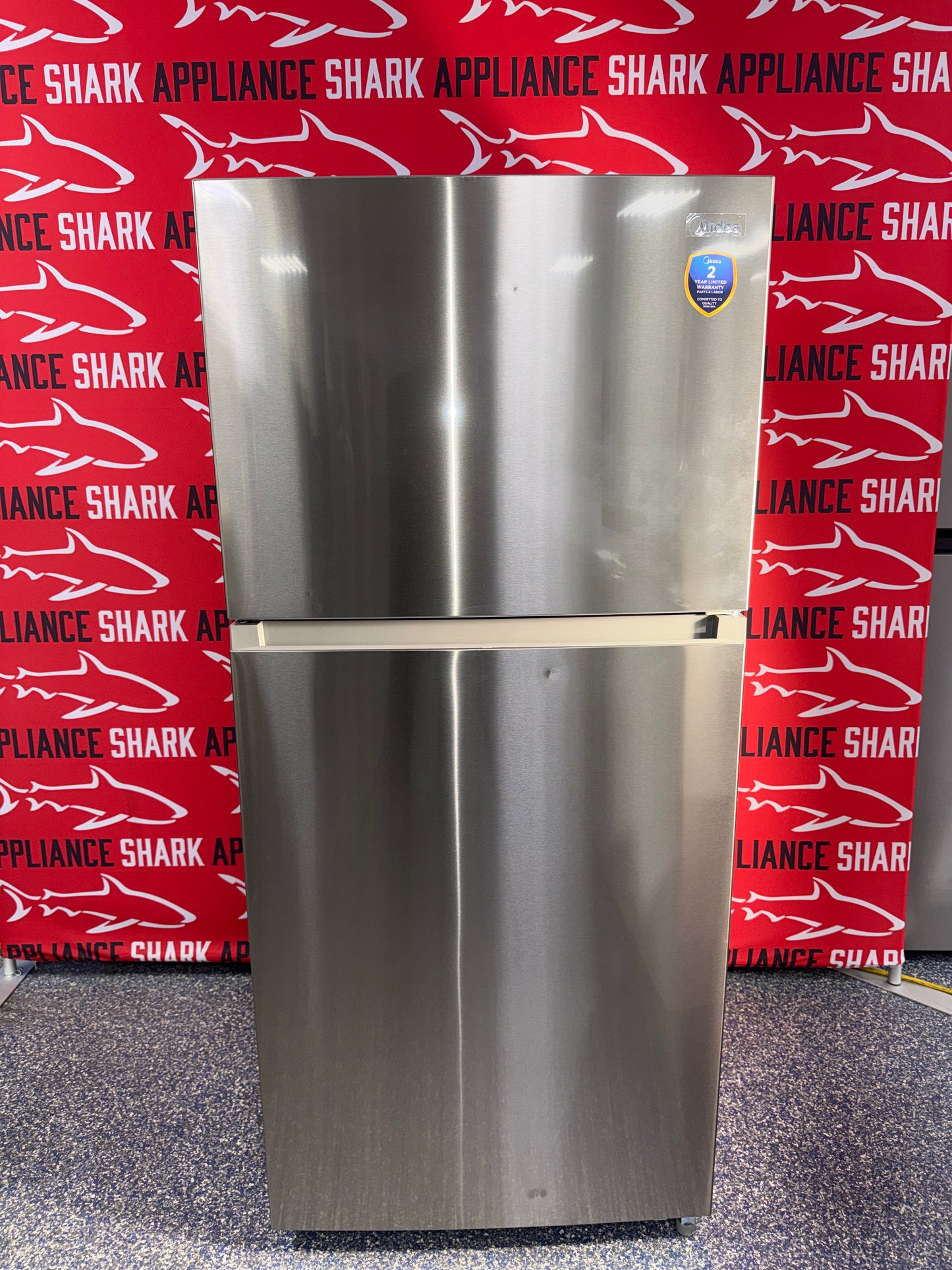 Discount Midea top freezer refrigerator at Appliance Shark. Overland Park, KS's premier scratch-dent appliance store.