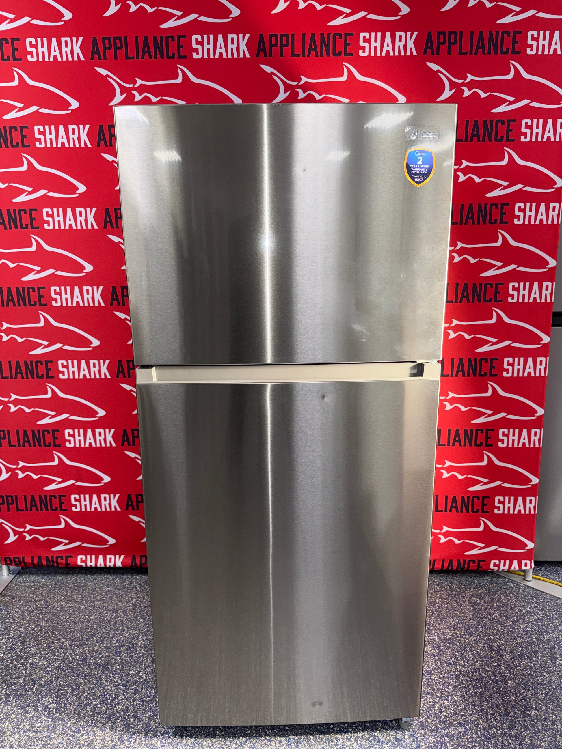 Discount Midea top freezer refrigerator at Appliance Shark. Overland Park, KS's premier scratch-dent appliance store.