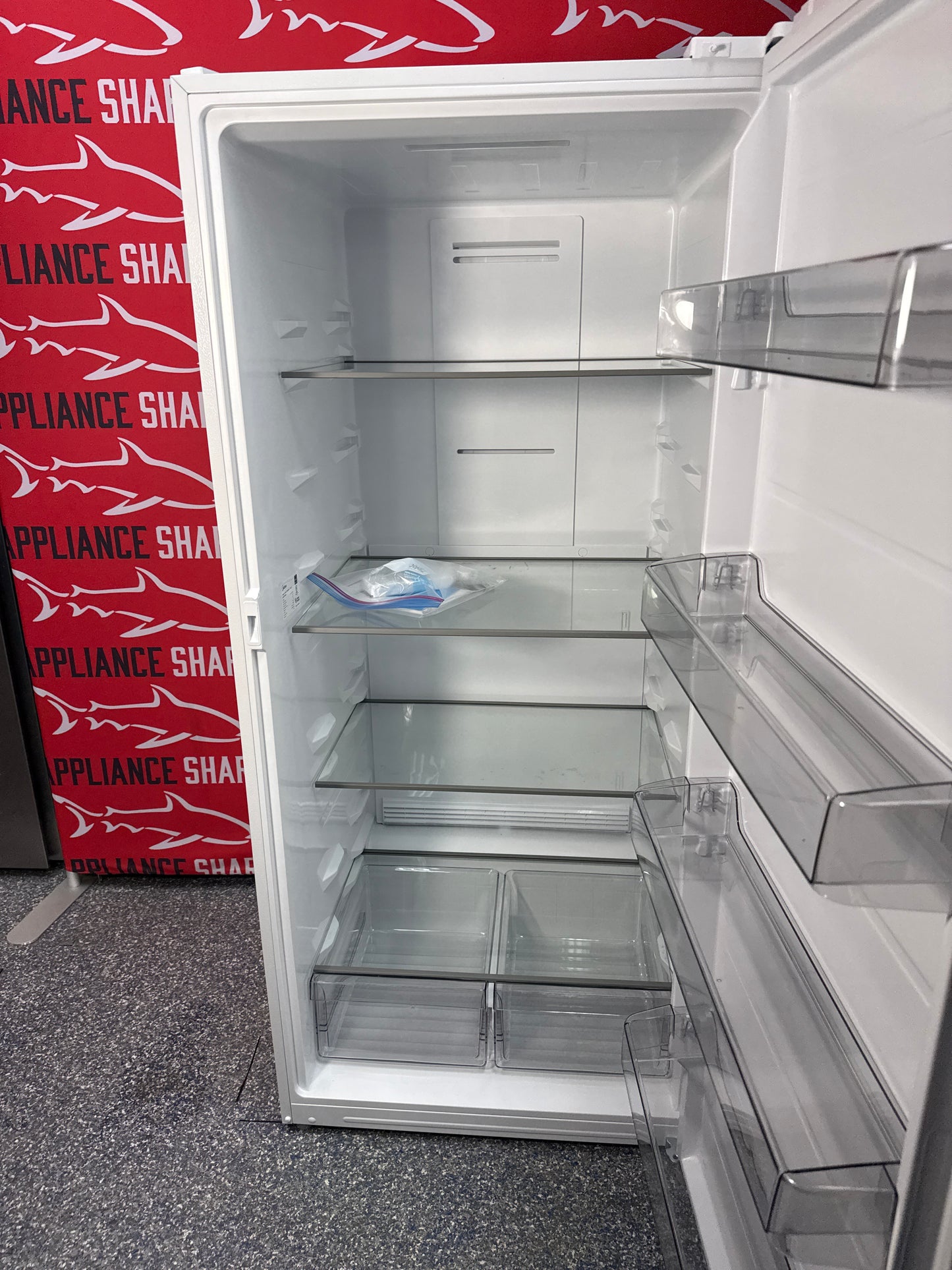 Save on a MIDEA 21 cu ft convertible upright freezer with garage ready design at Appliance Shark. Overland Park, KS's top scratch-dent appliance store.
