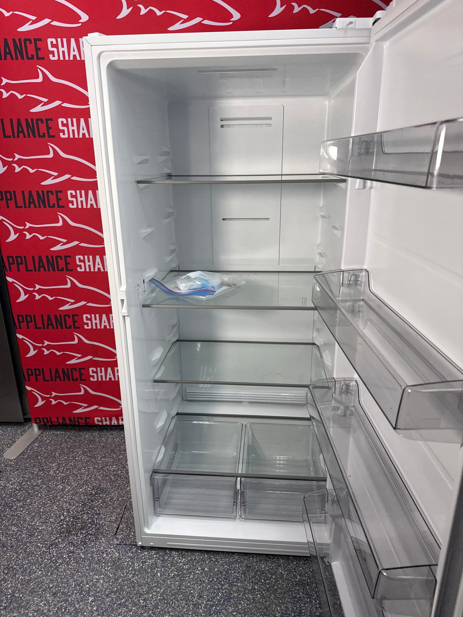 Save on a MIDEA 21 cu ft convertible upright freezer with garage ready design at Appliance Shark. Overland Park, KS's top scratch-dent appliance store.