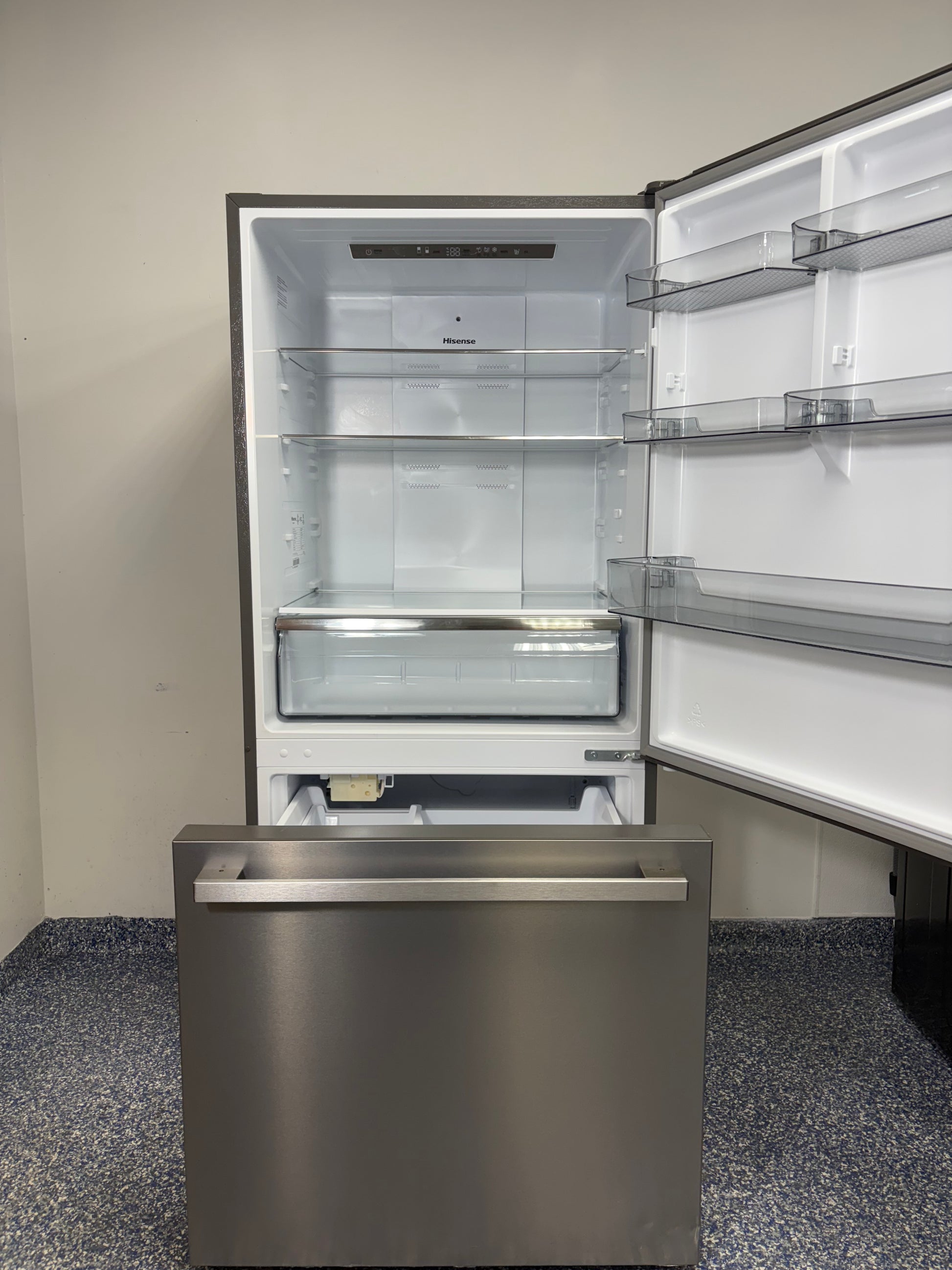 Fingerprint Resistant Refrigerator with Ice Maker at Appliance Shark in KC Area. 
