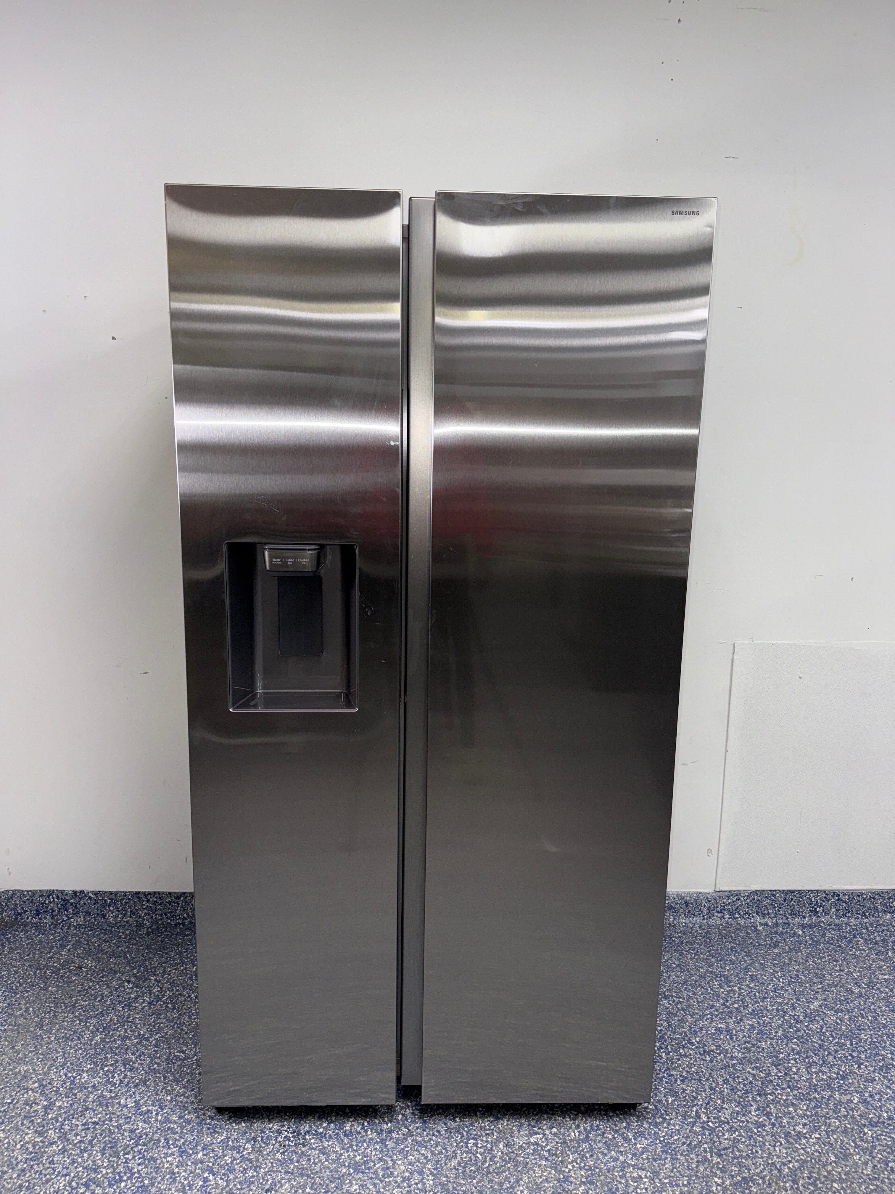 Discount SAMSUNG side-by-side refrigerator at Appliance Shark. Overland Park, KS’s premier scratch-dent appliance store.