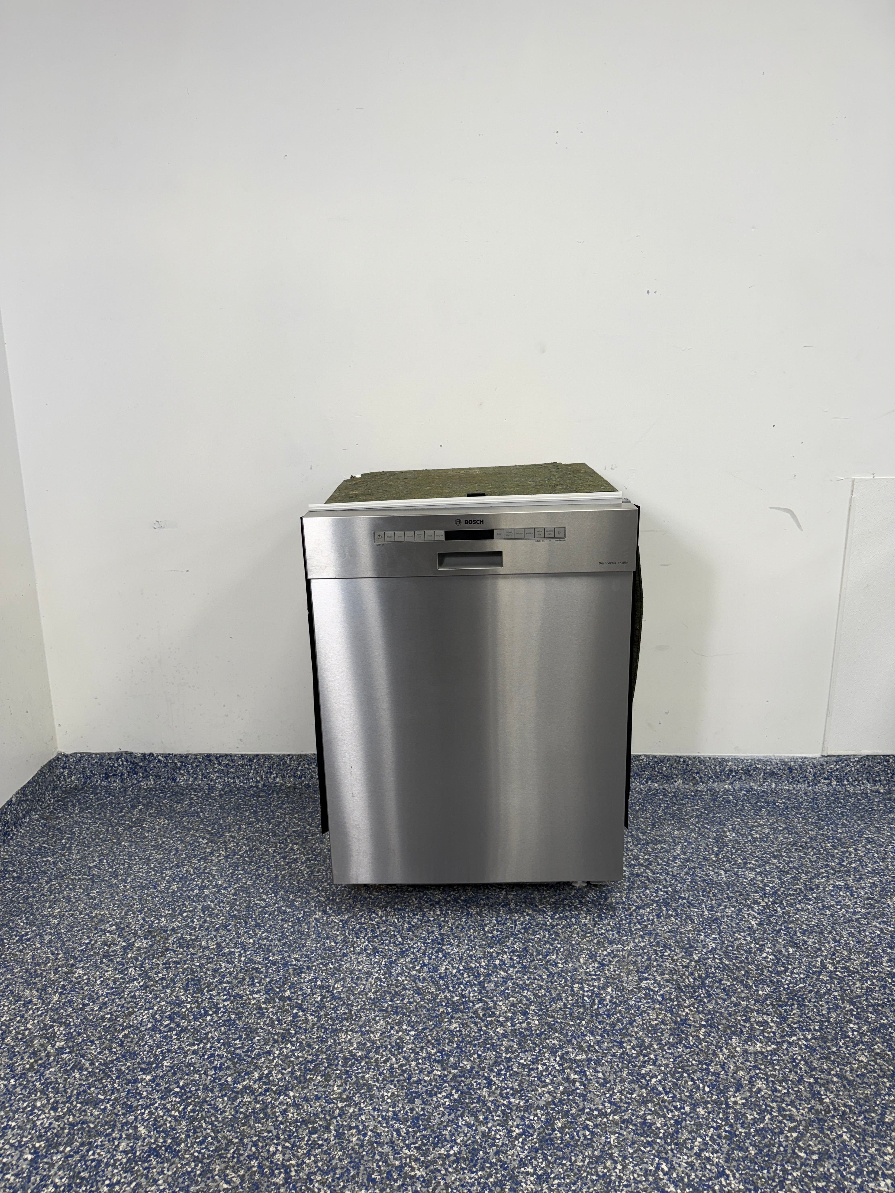 24 In. 46 dBA BOSCH 300 Series Front Control Smart Built-In Dishwasher with a 3rd Rack, AquaStop Plus Leak Protection, Wi-Fi Connectivity, and a Large Interior at Appliance Shark Scratch and Dent Appliance Store in Overland Park, Kansas