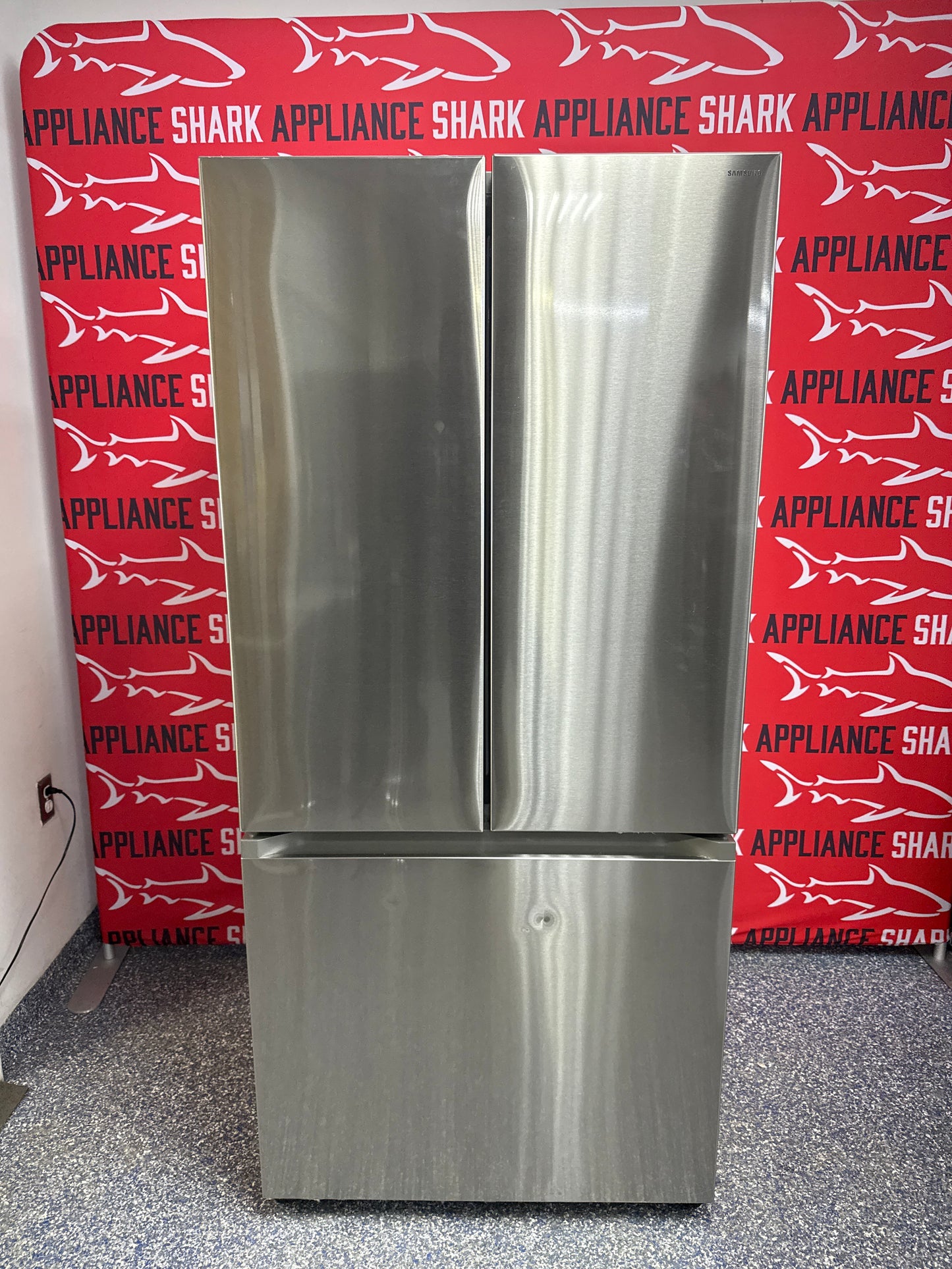 Scratch-dent SAMSUNG French door refrigerator at Appliance Shark. Kansas City’s best appliance store.