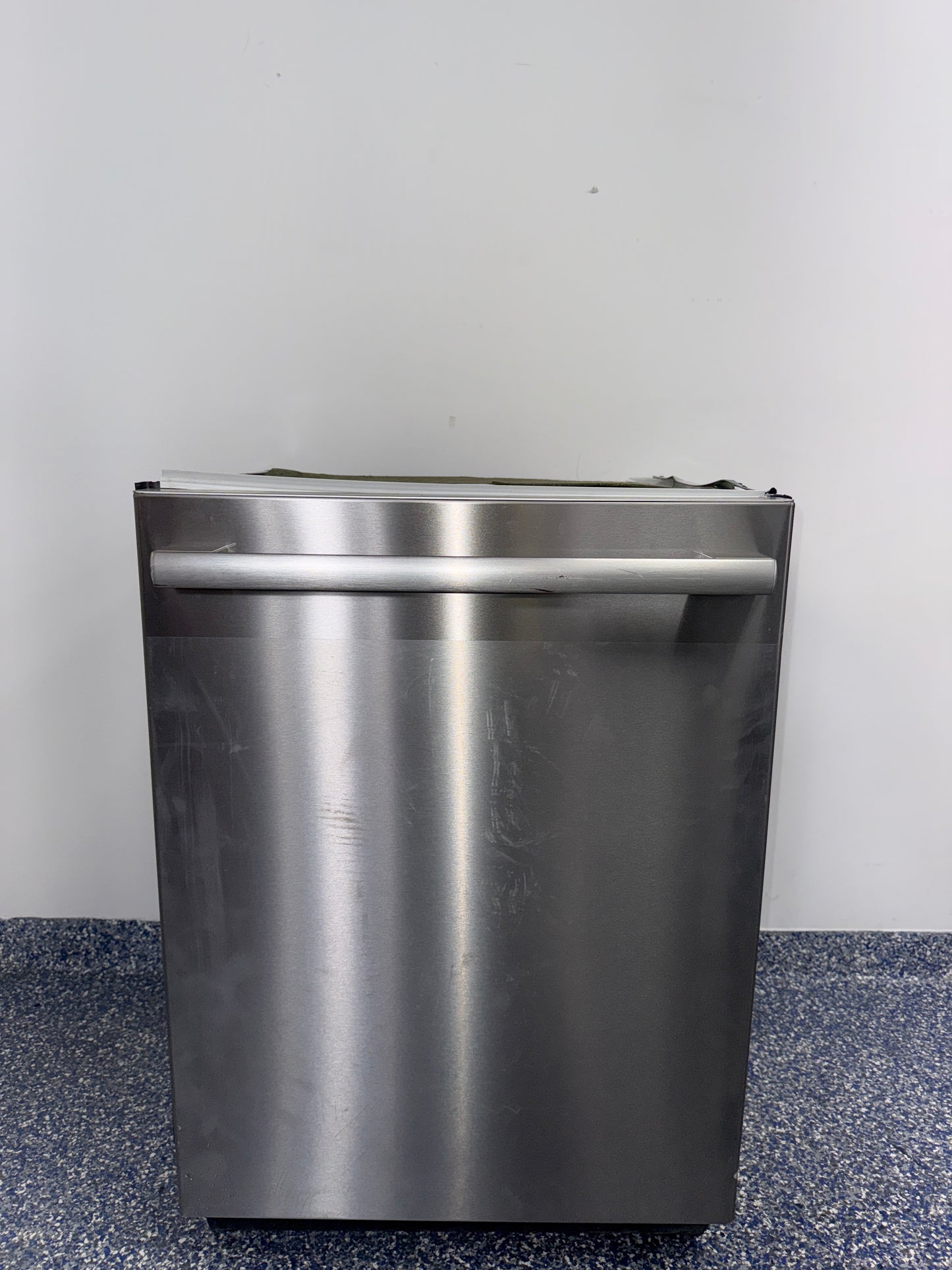 Front view of the BOSCH SHX78CC5UC dishwasher, highlighting its exclusive CrystalDry technology and a great deal in Kansas.