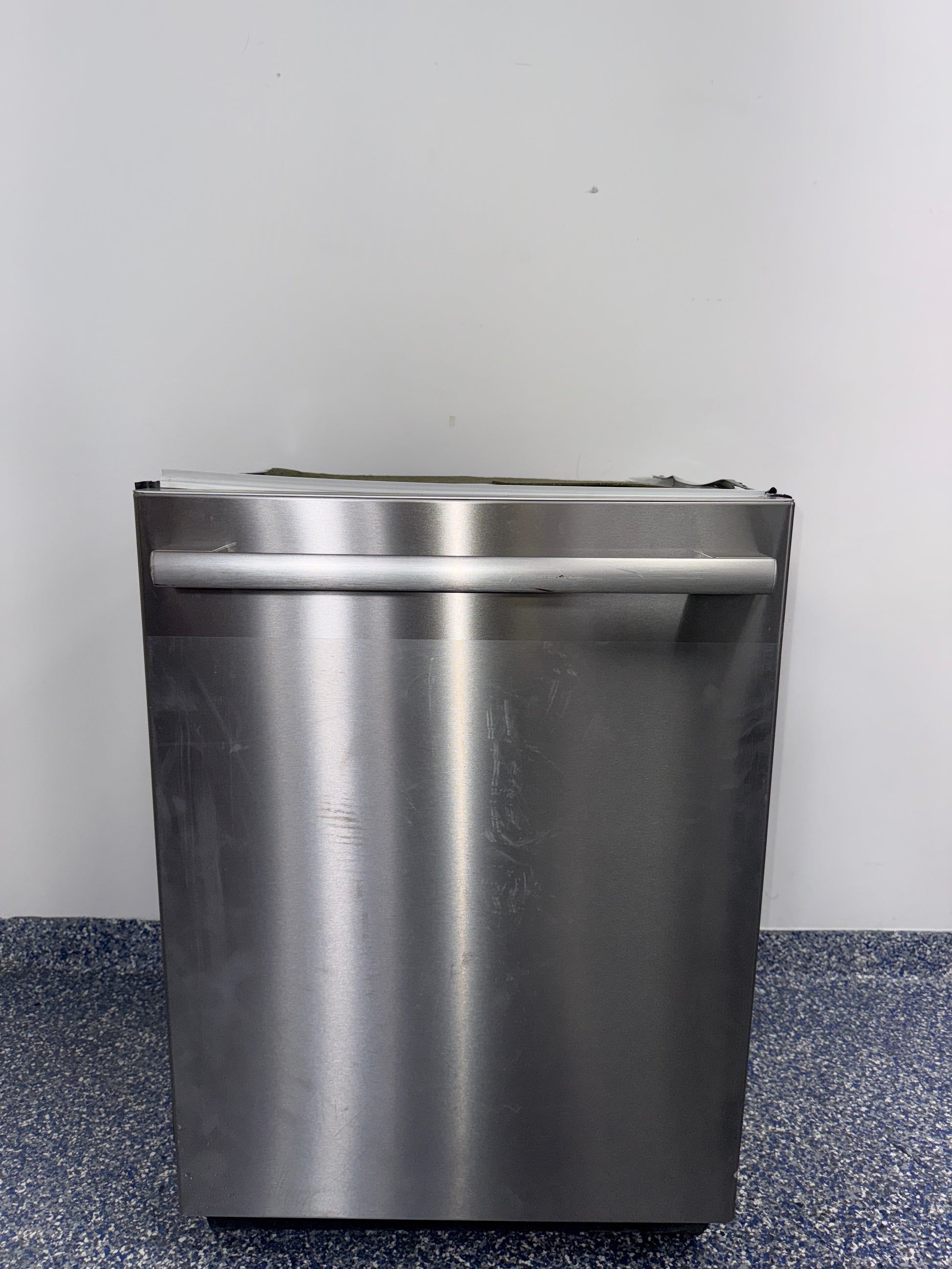 Front view of the BOSCH SHX78CC5UC dishwasher, highlighting its exclusive CrystalDry technology and a great deal in Kansas.