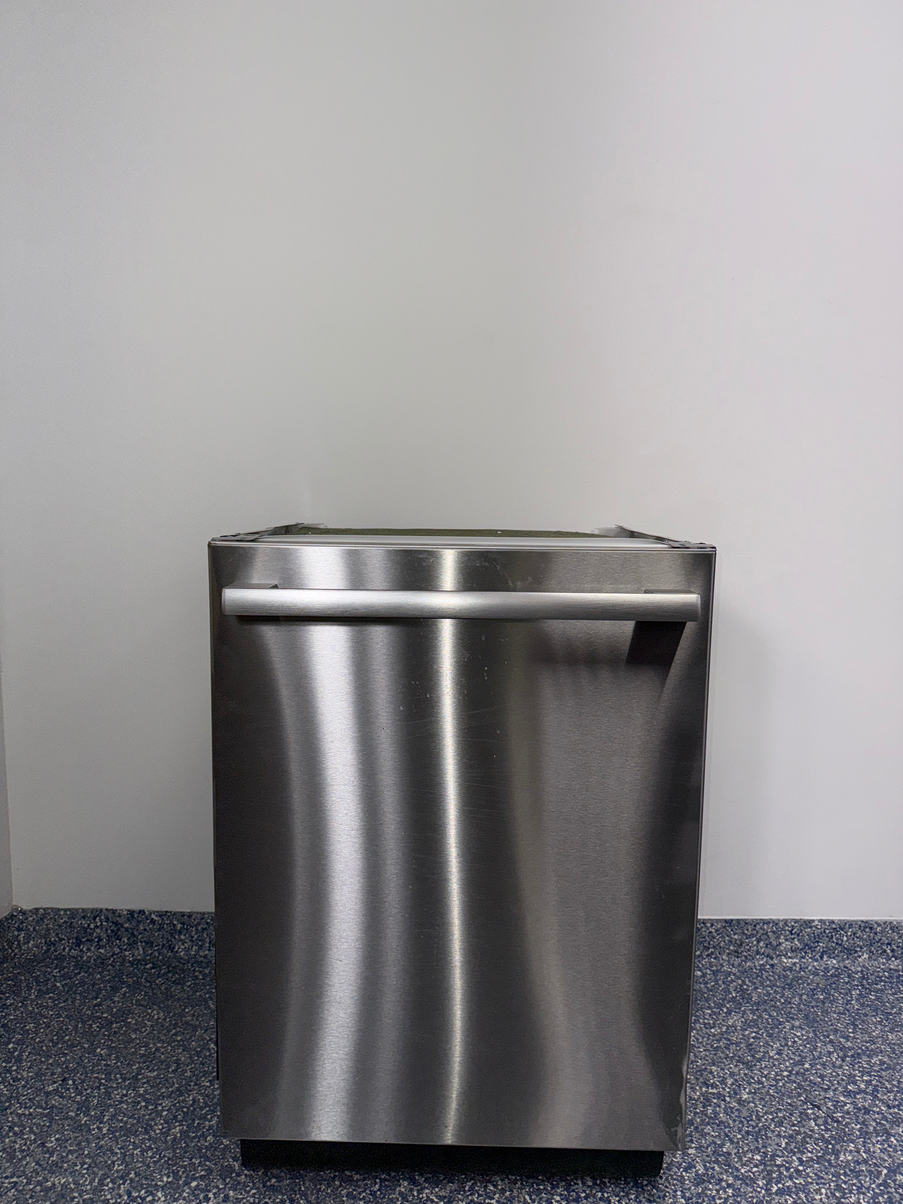 BOSCH SHX78CC5UC 800 Series stainless steel dishwasher scratch and dent special at Appliance Shark in Kansas City.