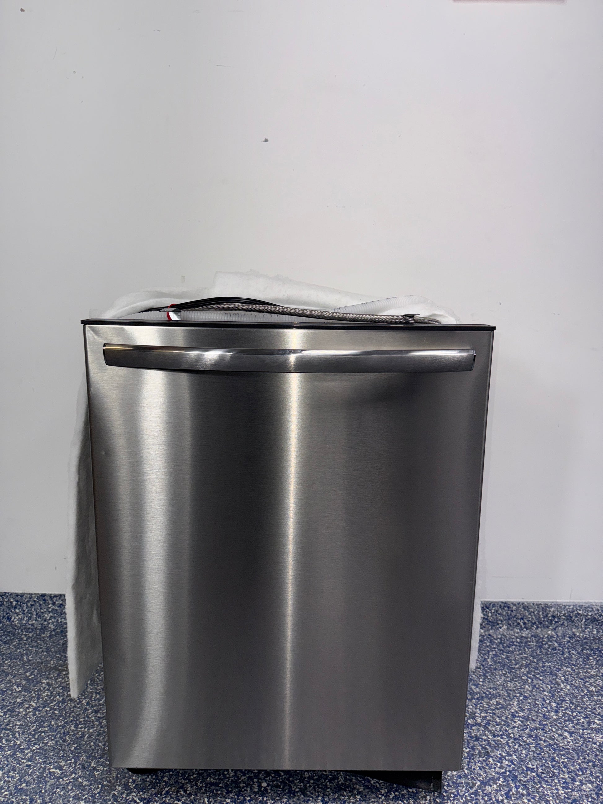 Front view of the ELECTROLUX GDPH4525AF1A 24″ top-control dishwasher in stainless steel, available in Overland Park, KS.