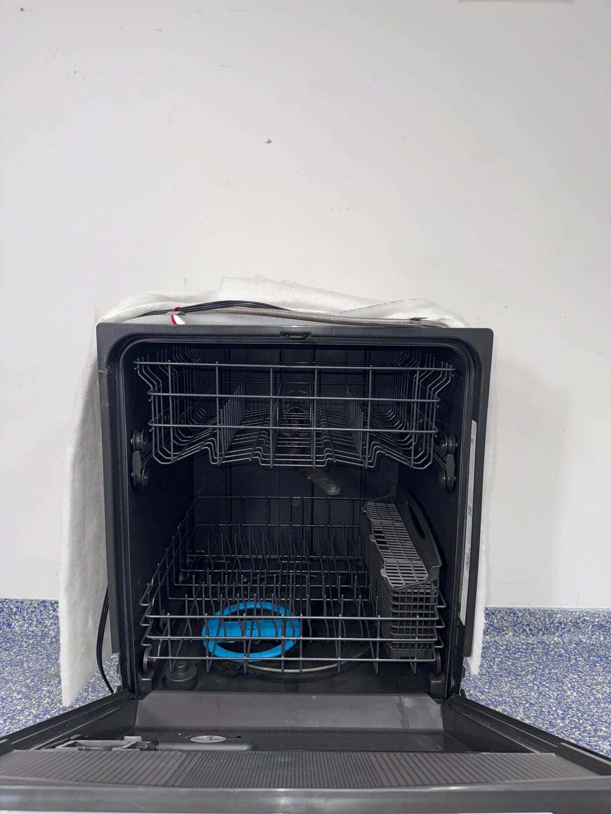 OrbitClean® multi-directional spray system inside the ELECTROLUX GDPH4525AF1A dishwasher, shown in Kansas City.