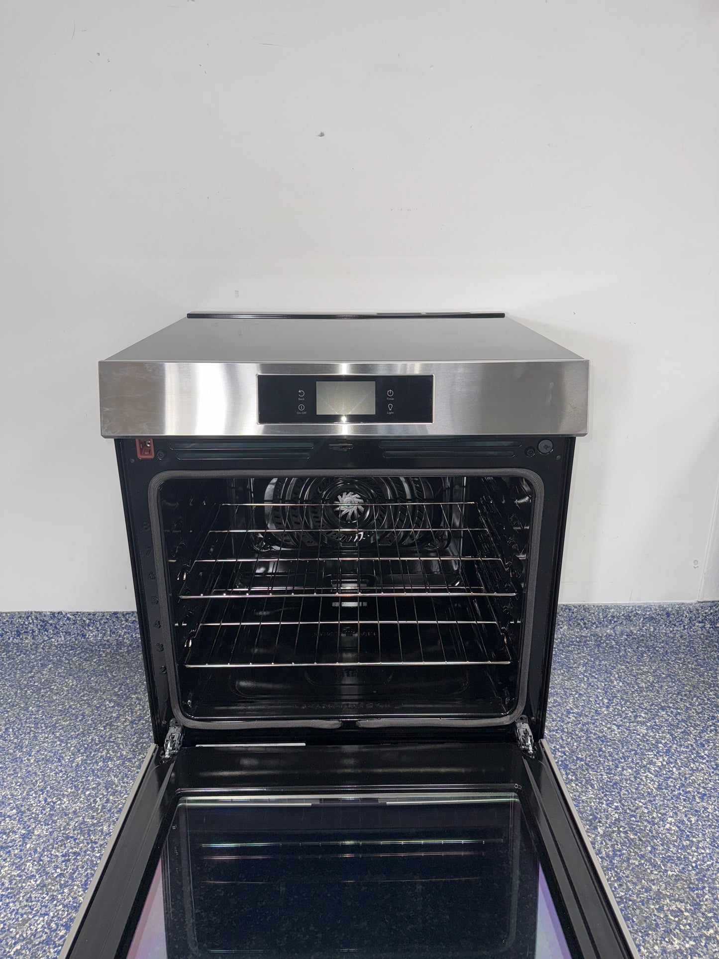 Induction cooktop surface on the FRIGIDAIRE GCFI3060BFE range in the Kansas City Metro area.