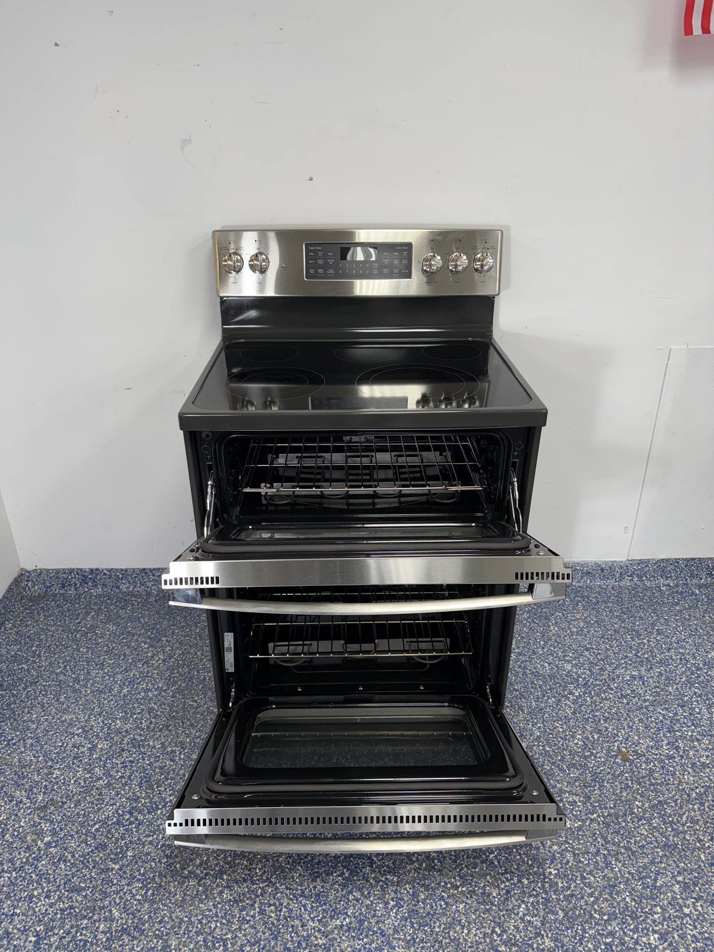 GE JBS86SPSS smooth cooktop with radiant elements in Overland Park KS