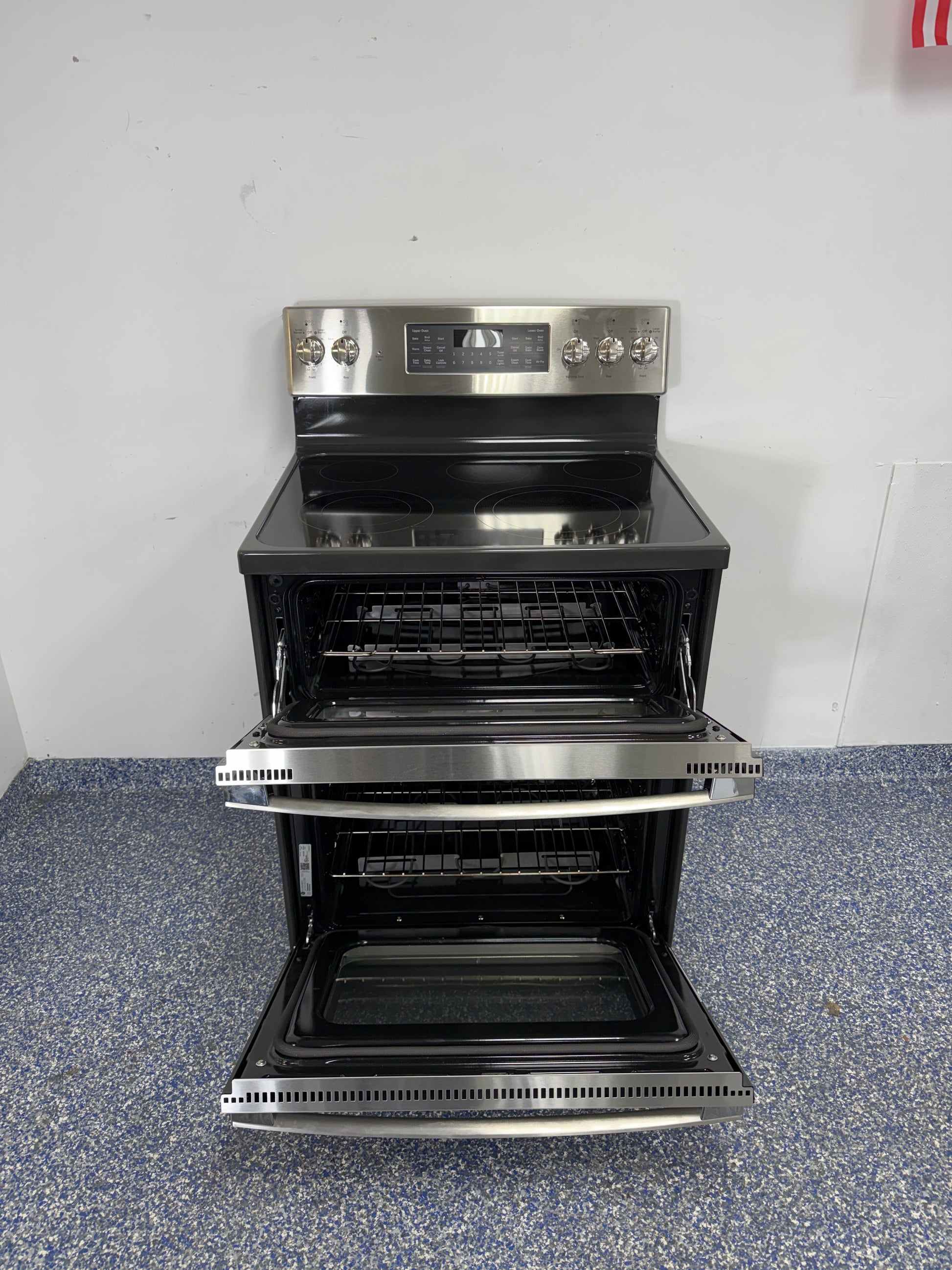 GE JBS86SPSS smooth cooktop with radiant elements in Overland Park KS