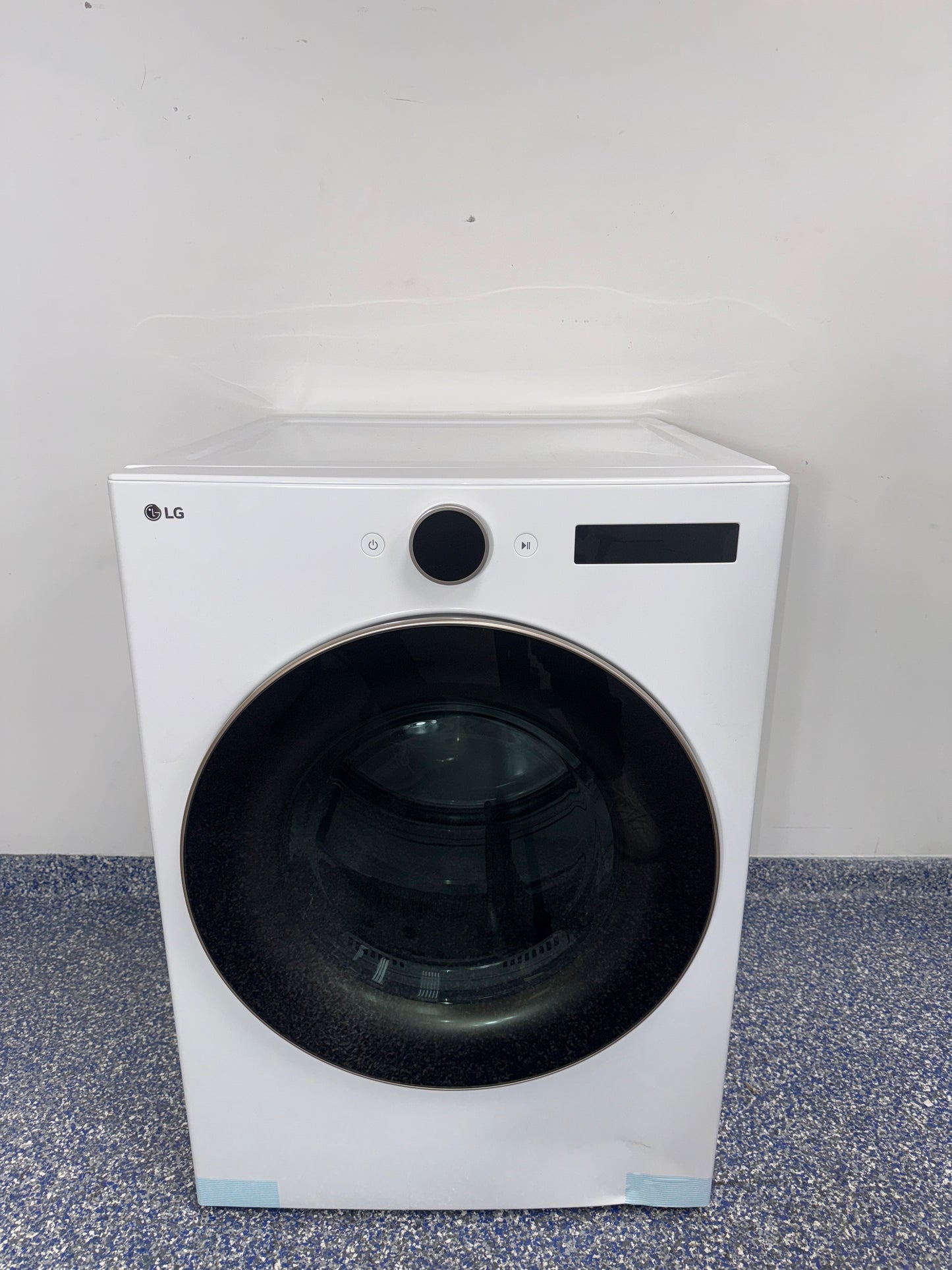 Front view of the LG DLGX6501W 7.4 cu ft gas dryer in white, available in Overland Park, KS.