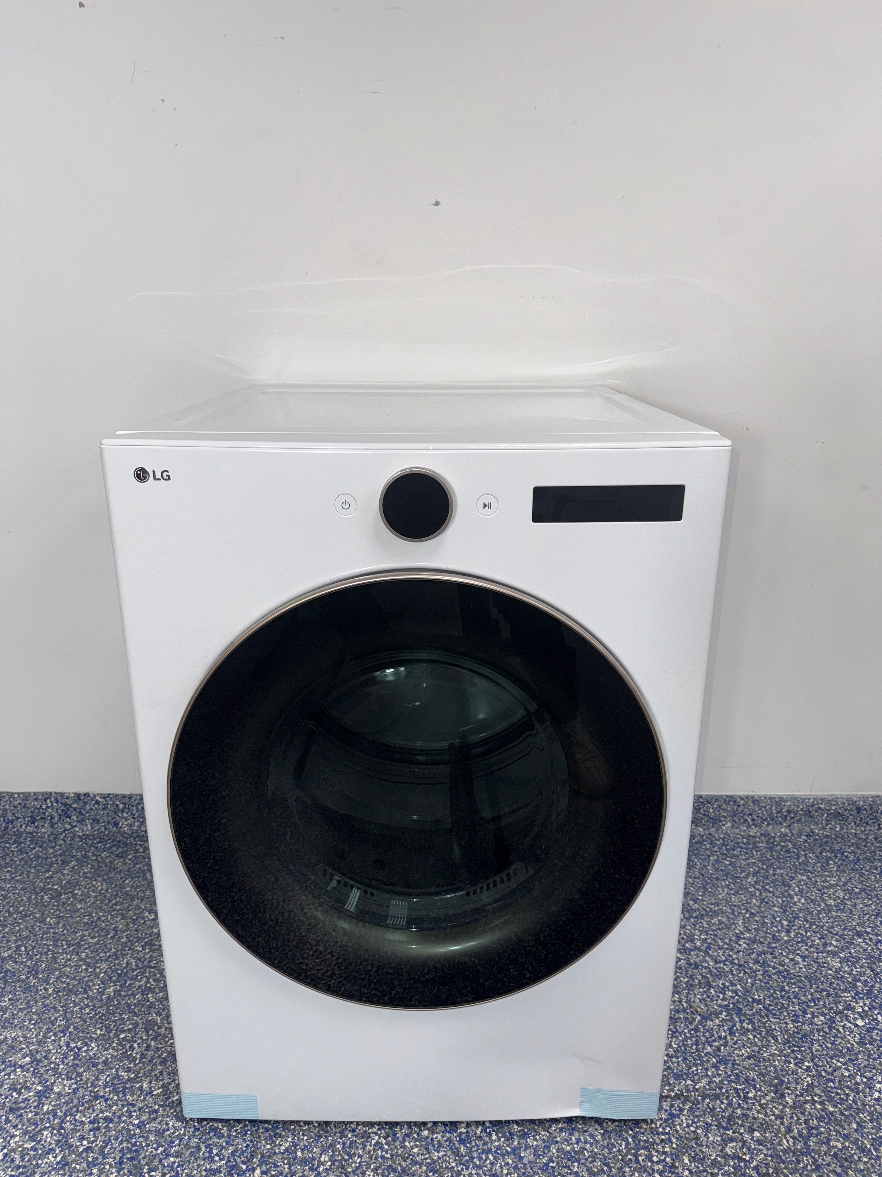 Front view of the LG DLGX6501W 7.4 cu ft gas dryer in white, available in Overland Park, KS.