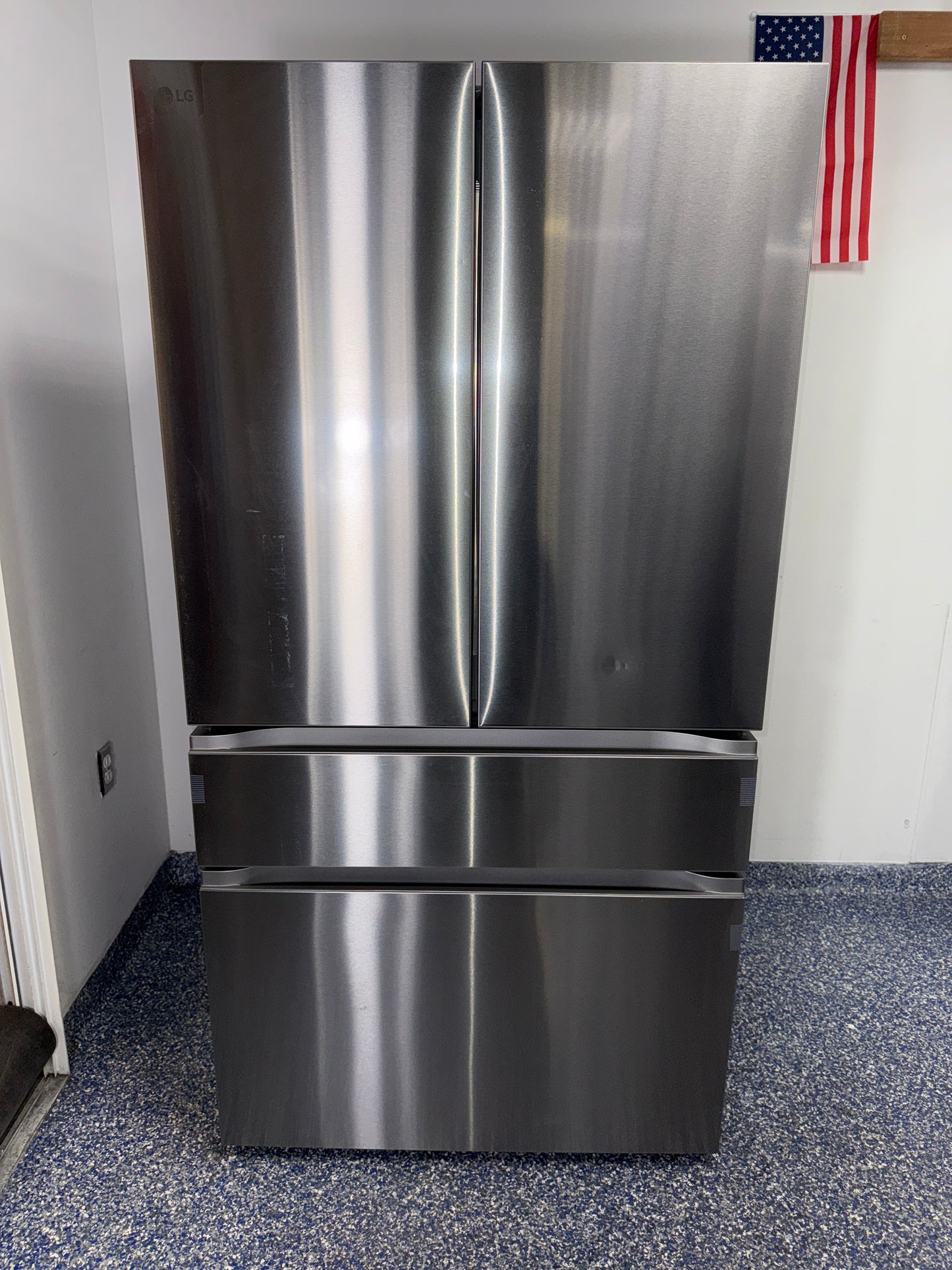 Smart Cooling® Plus with Door Cooling+™ vents inside the LG LMWS29626S refrigerator, featured in Overland Park, KS.