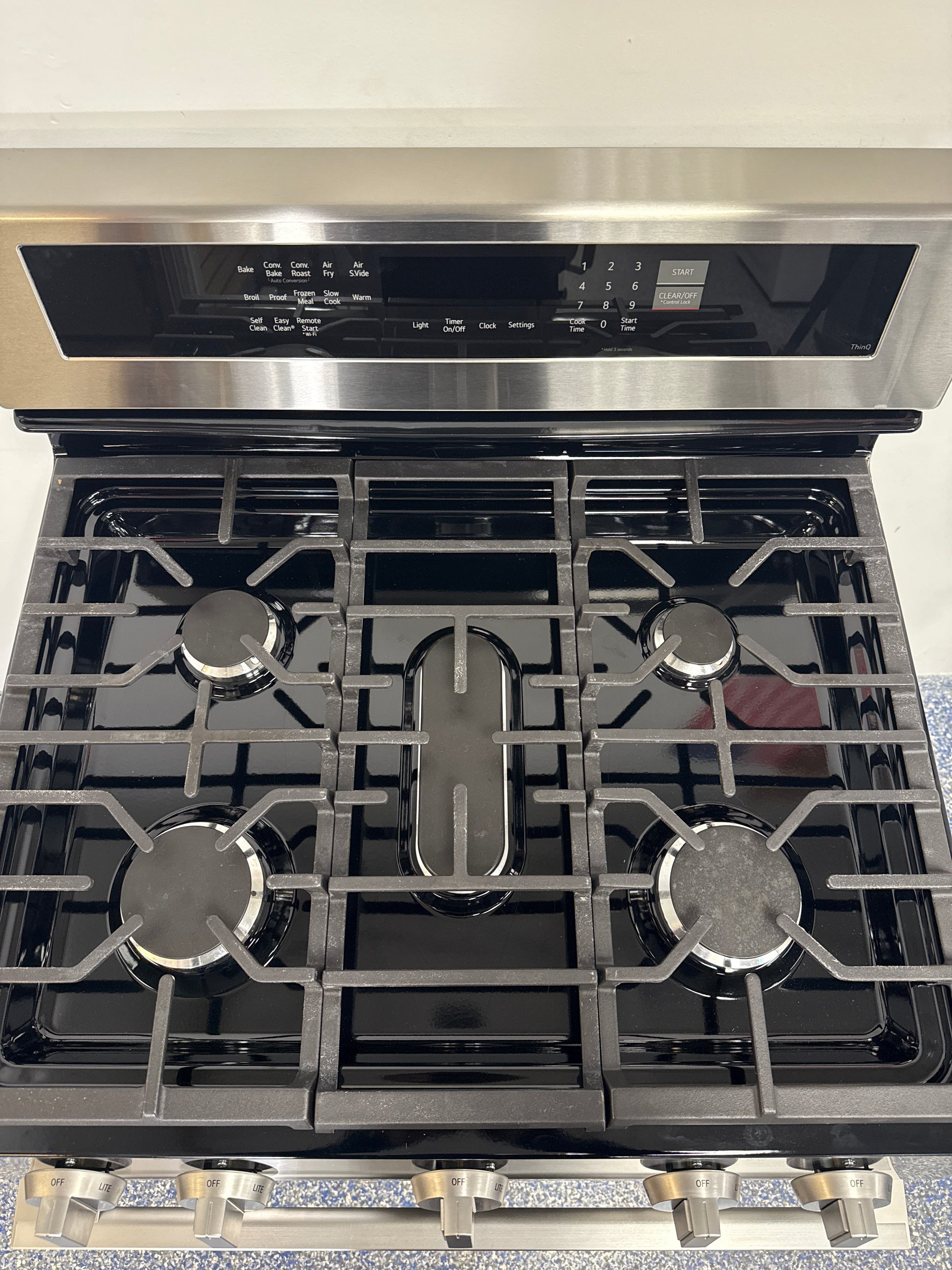 UltraHeat™ 20K BTU burner on the LG LRGN6325X front cooktop, featured in Overland Park, KS.