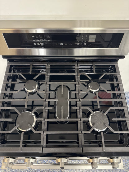 UltraHeat™ 20K BTU burner on the LG LRGN6325X front cooktop, featured in Overland Park, KS.