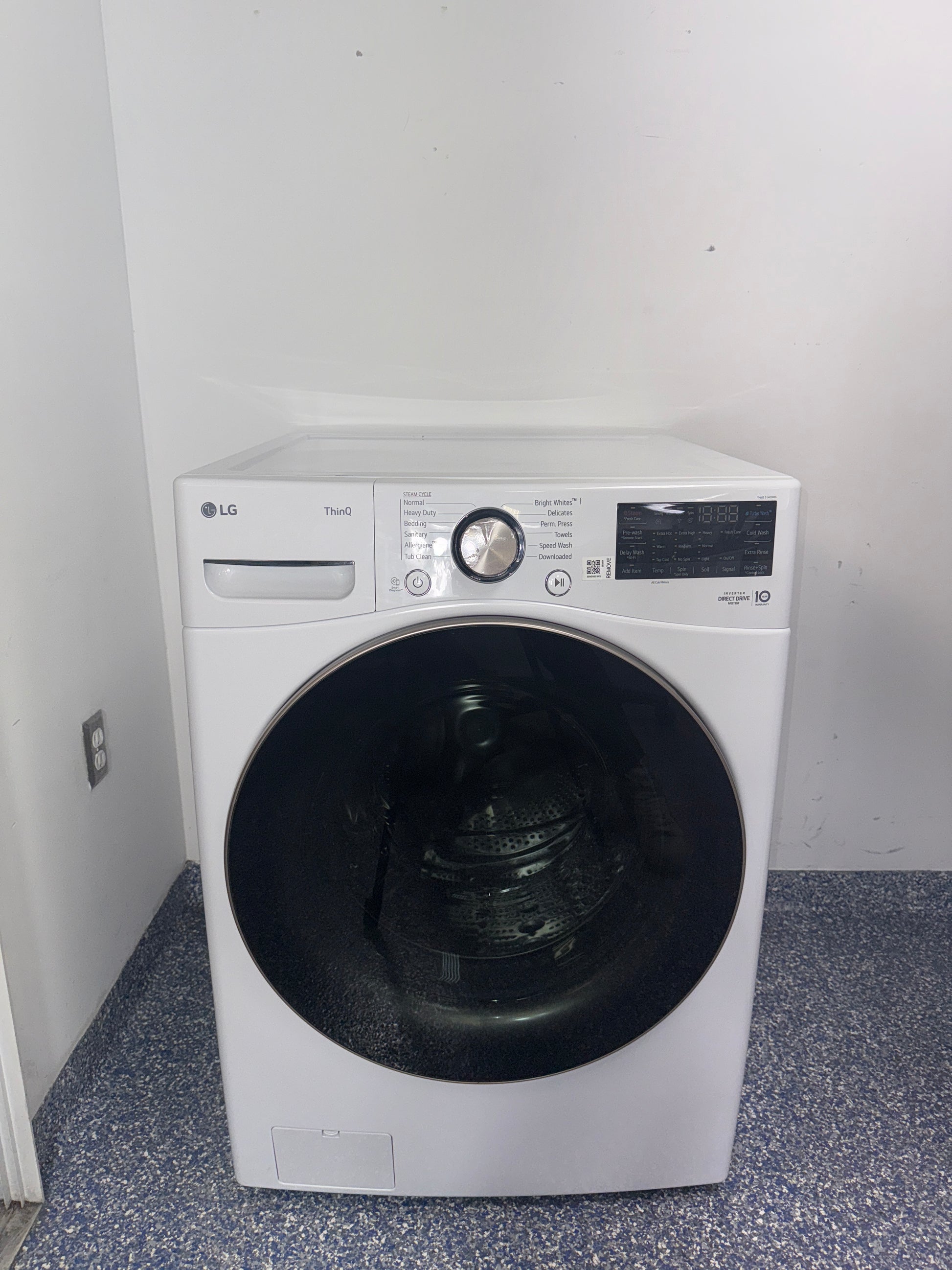 Front view of the LG WM4000HWA 4.5 cu ft front-load washer in white, available in Overland Park, KS.