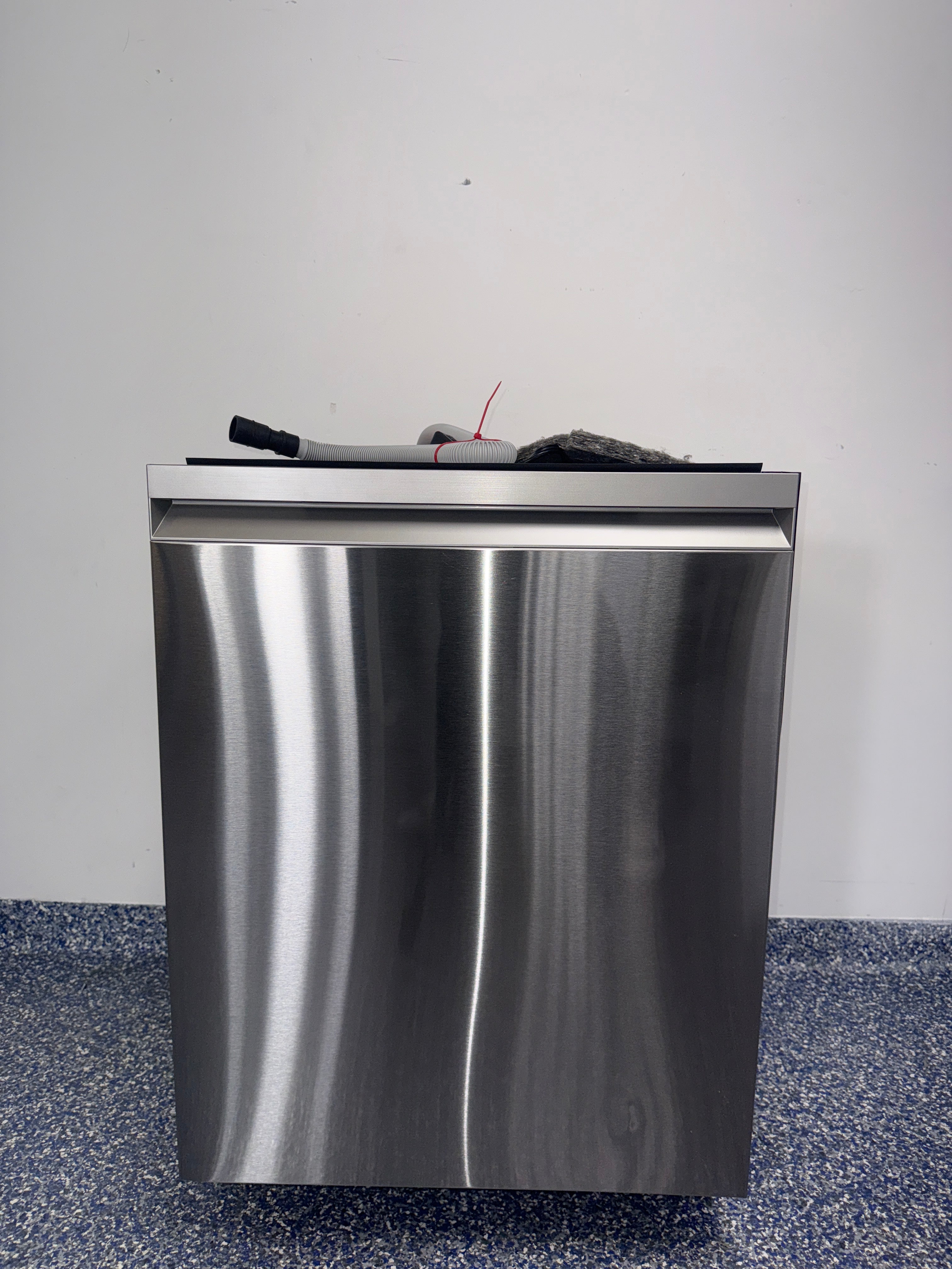 Front view of the SAMSUNG DW80B7070US 24-inch smart dishwasher in stainless steel, available in Overland Park, KS.