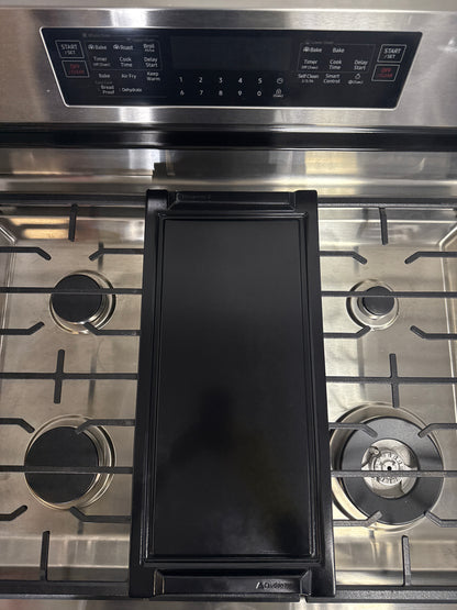 A top-down view of the griddle burner on the cooktop of the SAMSUNG NX60A6751SS, ready for installation in a Kansas City kitchen.