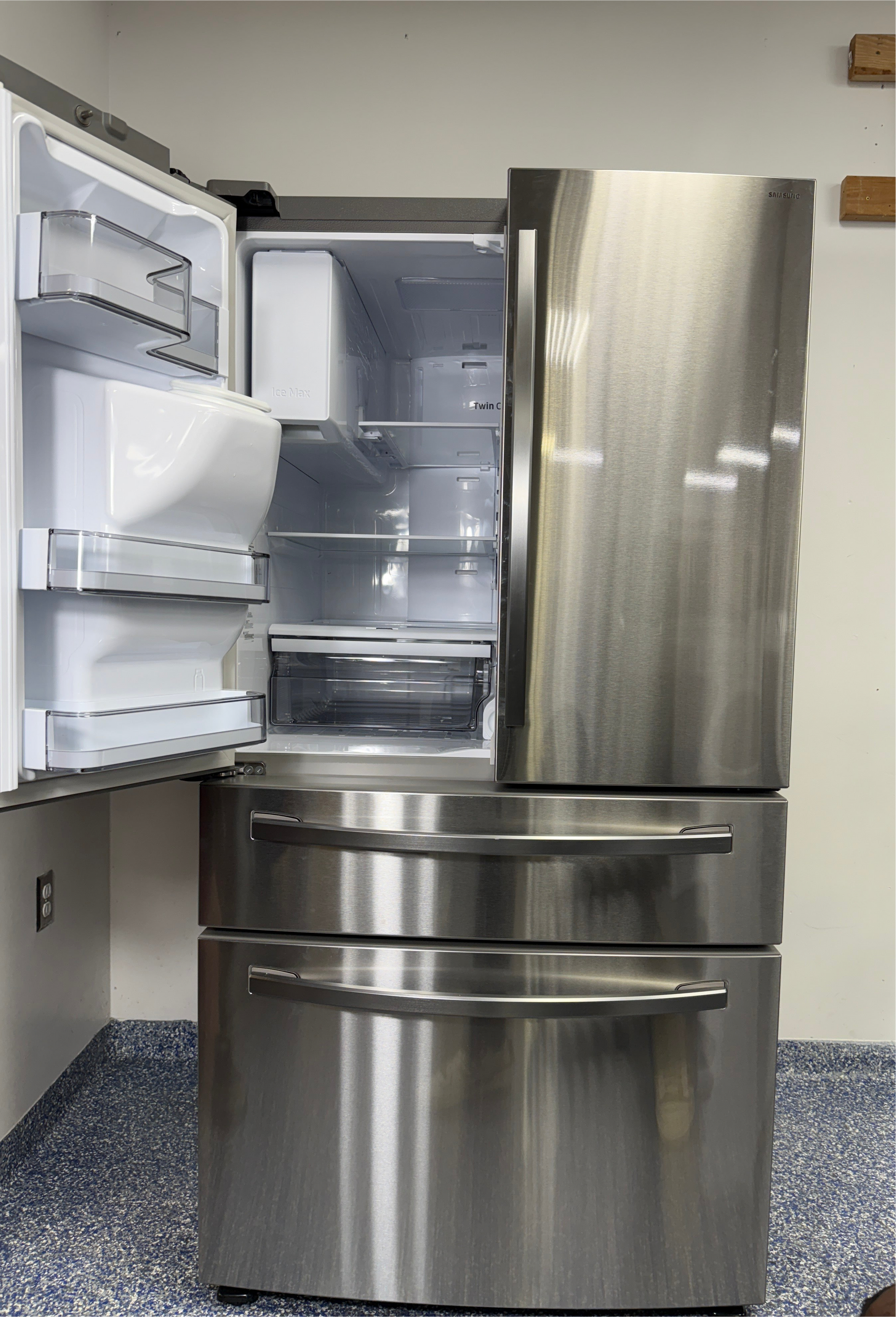 SAMSUNG RF28R7201SR refrigerator highlighting dual ice makers, discounted as a scratch and dent deal at Appliance Shark in Kansas City.