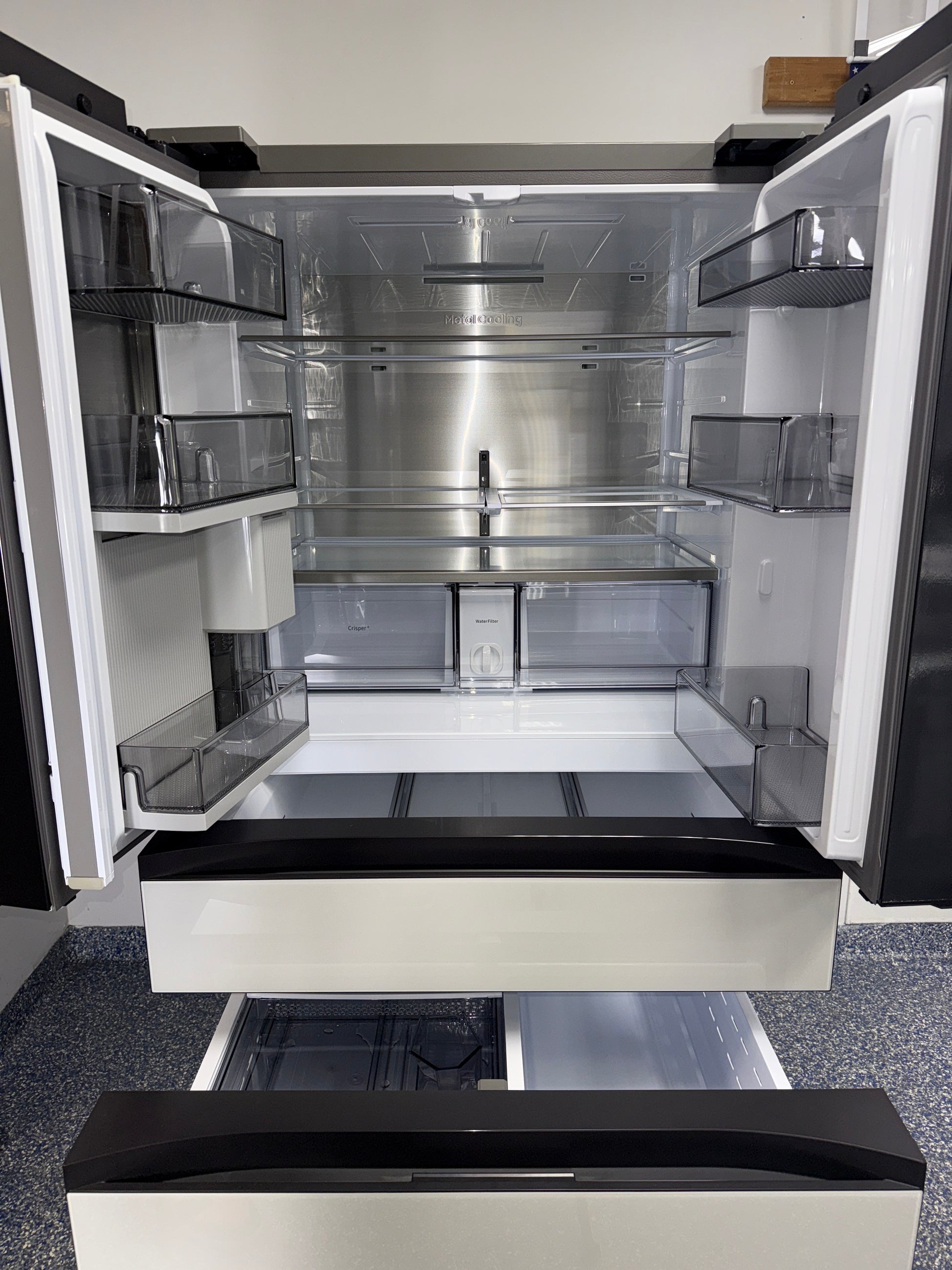 Beverage Center™ internal water dispenser and AutoFill Water Pitcher in the SAMSUNG RF29BB86004MAA near Kansas City.