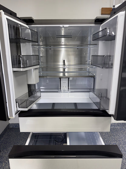 Beverage Center™ internal water dispenser and AutoFill Water Pitcher in the SAMSUNG RF29BB86004MAA near Kansas City.